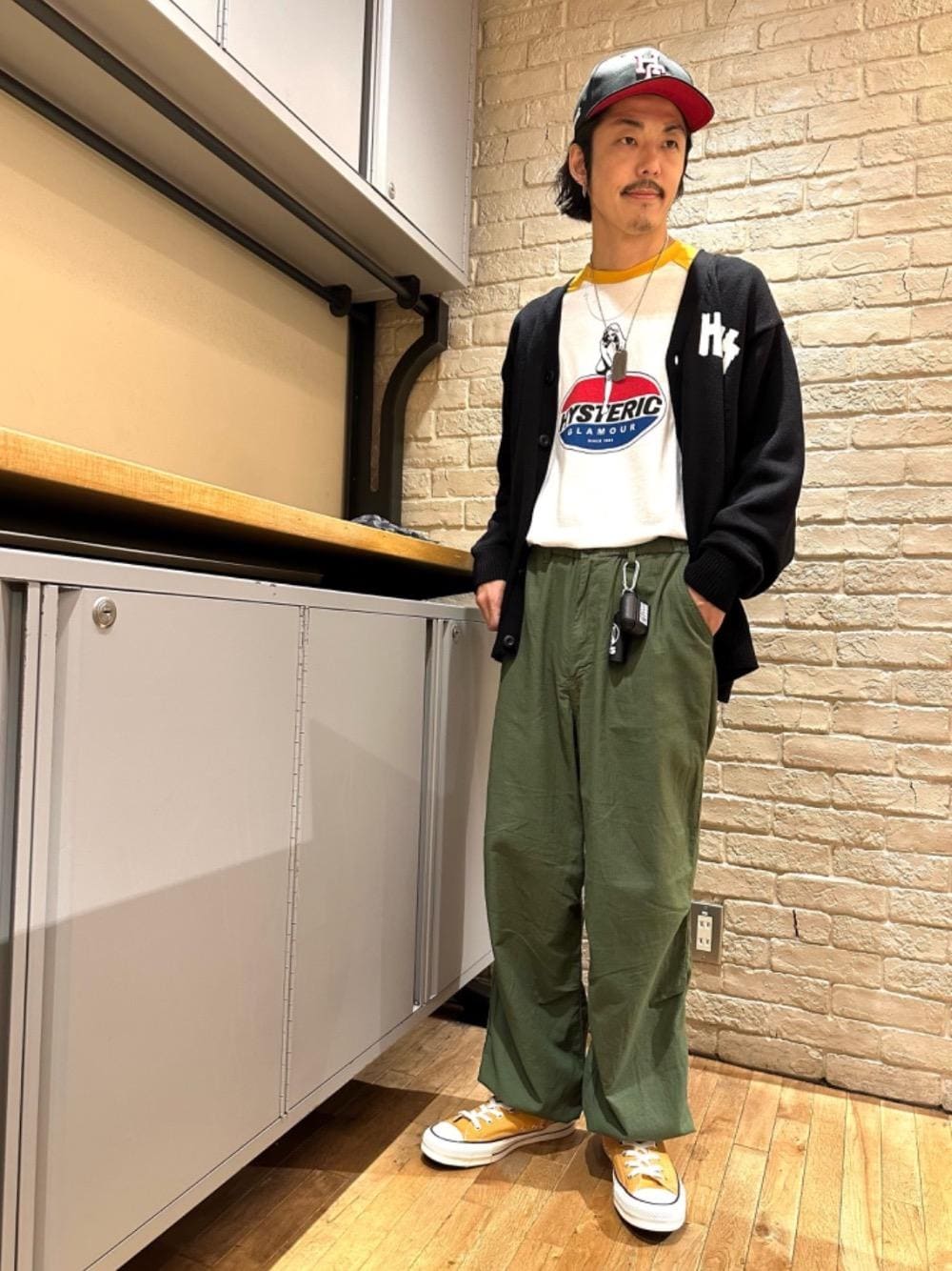「ヒステリックグラマー、みりたりー、hysteric glamour、らふこーで、あめかじ、秋こーで、ストリート⁈」｜「HYSTERIC GLAMOURのサイドジップ ハイカットスニーカー（スニーカー、イエロー系）」を使った、森 拓巳さん（メンズ・176cm）の夏コーディネートの1枚目の写真