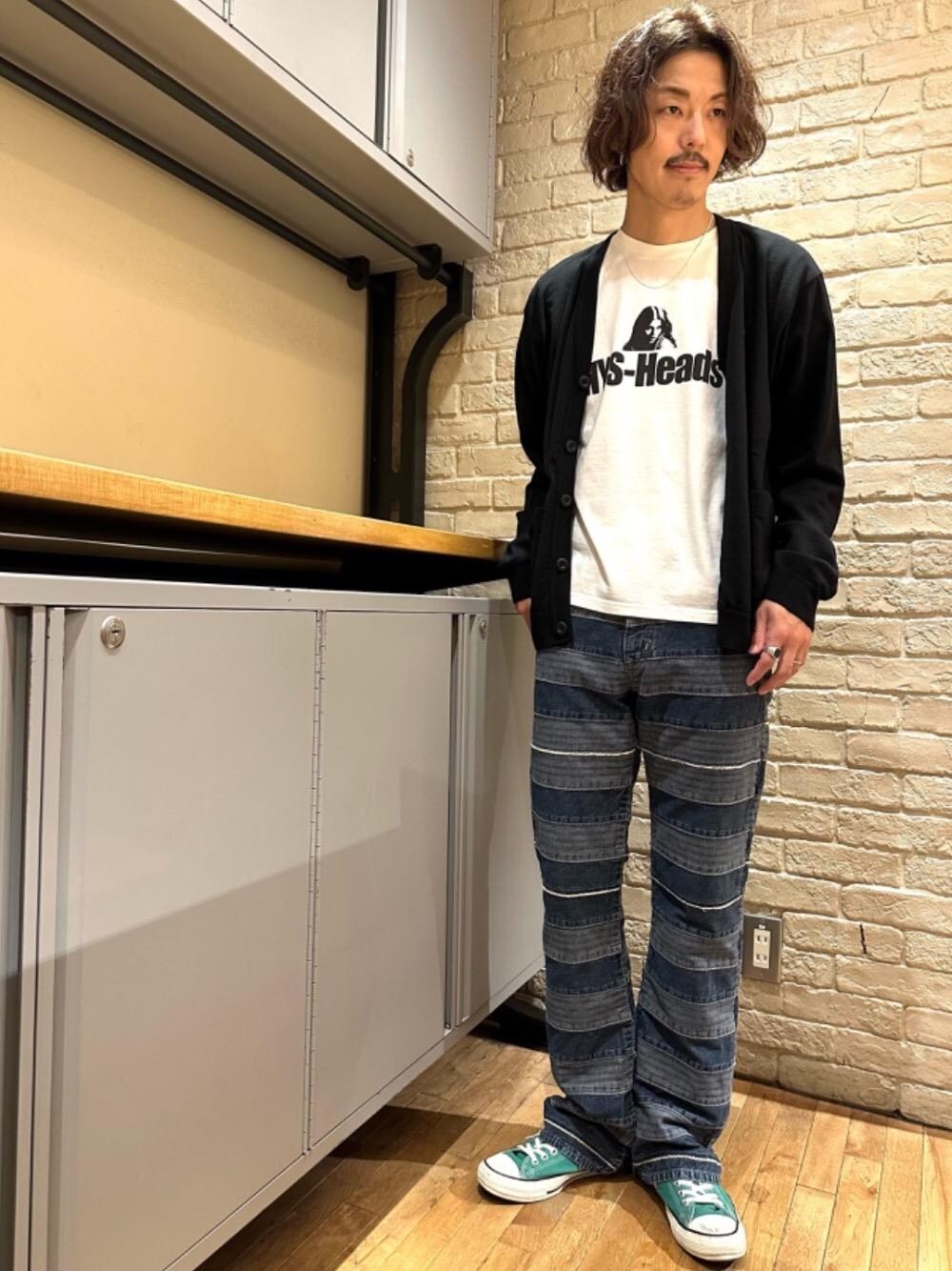 「カーディガン、フレアパンツ、ヒステリックグラマー、でにむ、hysteric glamour、あめかじ」｜「HYSTERIC GLAMOURのスクラッチフレアデニムパンツ（デニムパンツ、ブルー系）」を使った、森 拓巳さん（メンズ・176cm）の夏コーディネートの1枚目の写真