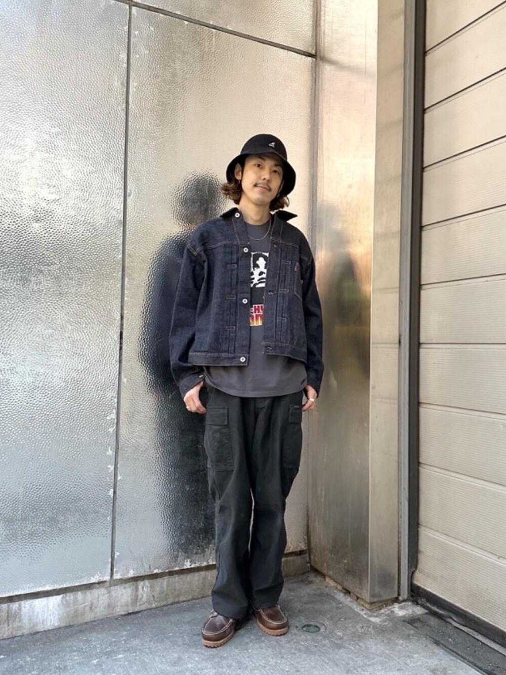 「ヒステリックグラマー、でにむ、みりたりー、hysteric glamour、Ｔシャツ、あめかじ、ストリート⁈、ワイドパンツ 」｜「HYSTERIC GLAMOURの6ポケットカーゴパンツ（カーゴパンツ、ブラック系）」を使った、森 拓巳さん（メンズ・176cm）の冬コーディネートの1枚目の写真
