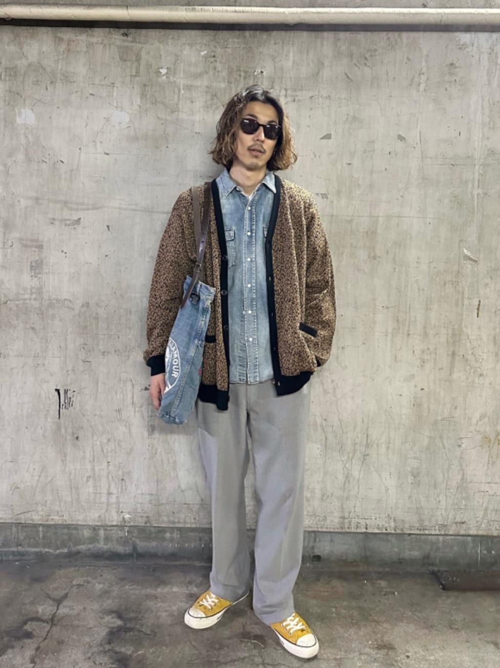 グレー系のその他パンツ、ブルー系のトートバッグ、ブルー系のシャツ/ブラウスを着用したメンズの冬コーディネートの1枚目の写真