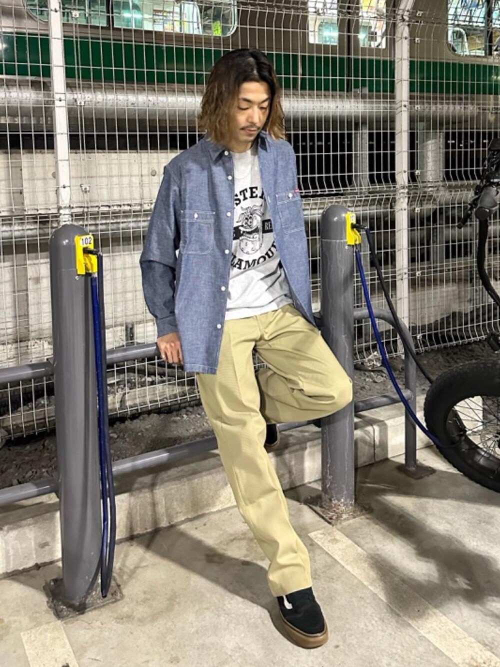 「ヒステリックグラマー、hysteric glamour、Ｔシャツ、あめかじ」｜「HYSTERIC GLAMOURのSTM BIG RED Tシャツ（Tシャツ/カットソー、グレー系）」を使った、森 拓巳さん（メンズ・176cm）の冬コーディネートの1枚目の写真