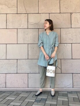 「サテンパンツ」｜「アイテム（スリッポン）」を使った、ルクールブラン大船ルミネウイング店スタッフさん（レディース・165cm）の冬コーディネート