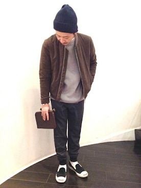 「クルーネックニット」｜「アイテム（ブルゾン）」を使った、菅野　孝太さん（メンズ・170cm）の冬コーディネート