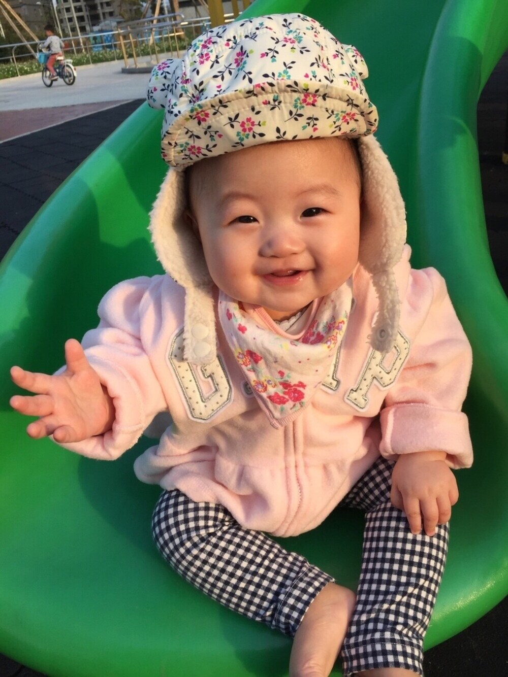 「公園スタイル」｜「babyGAPのアイテム（サンバイザー、ホワイト系）」を使った、はるるさん（キッズ・70cm）の春コーディネートの1枚目の写真