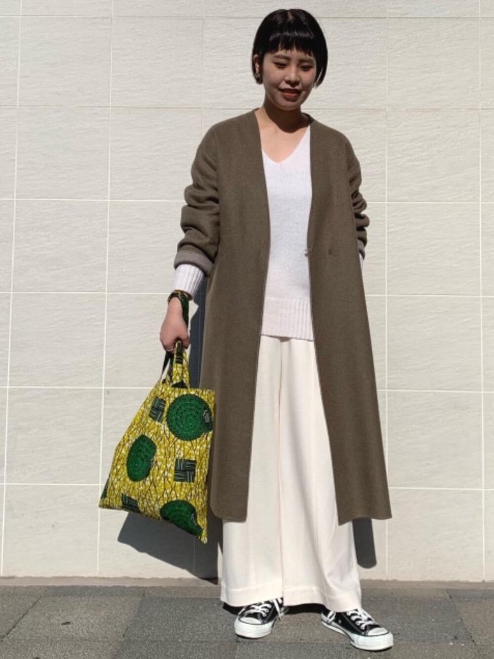 グリーン系のその他アウター、ホワイト系のニット/セーター、ホワイト系のその他パンツを着用したレディースの冬コーディネートの1枚目の写真