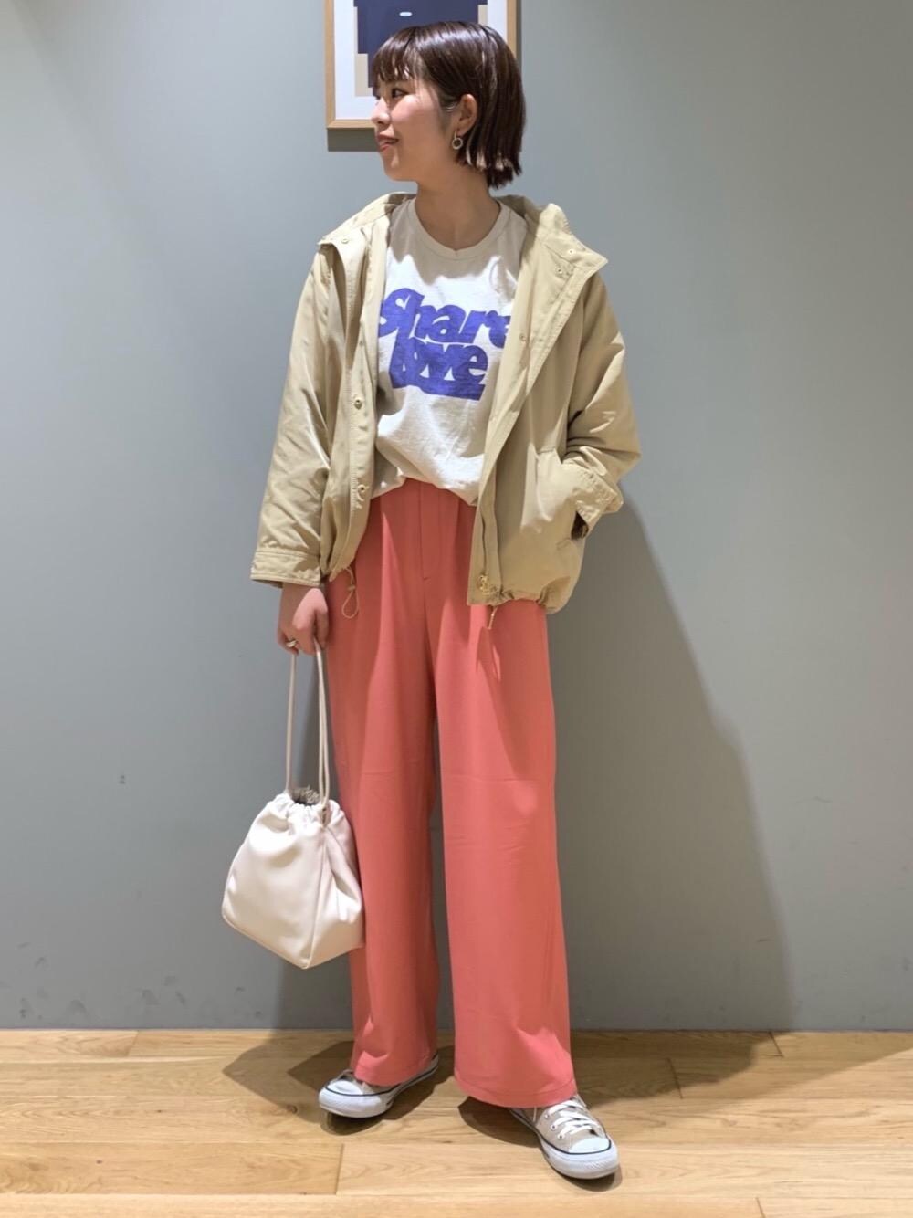ベージュ系のブルゾン、ピンク系のその他パンツ、ホワイト系のショルダーバッグを着用したレディースの春コーディネートの1枚目の写真