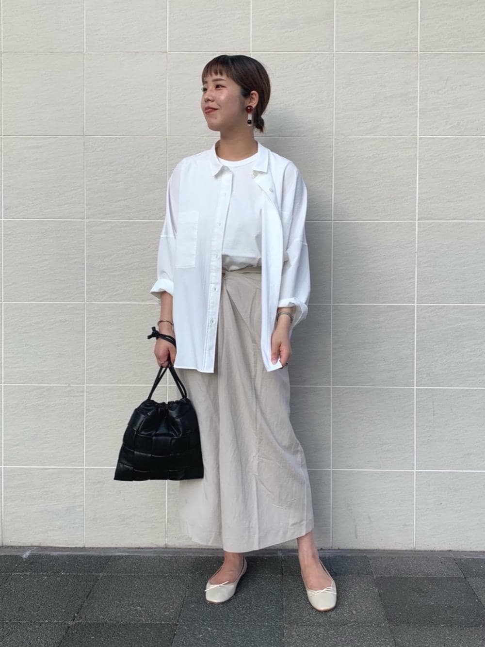 ホワイト系のTシャツ/カットソー、ベージュ系のスカート、ホワイト系のシャツ/ブラウスを着用したレディースの夏コーディネートの1枚目の写真