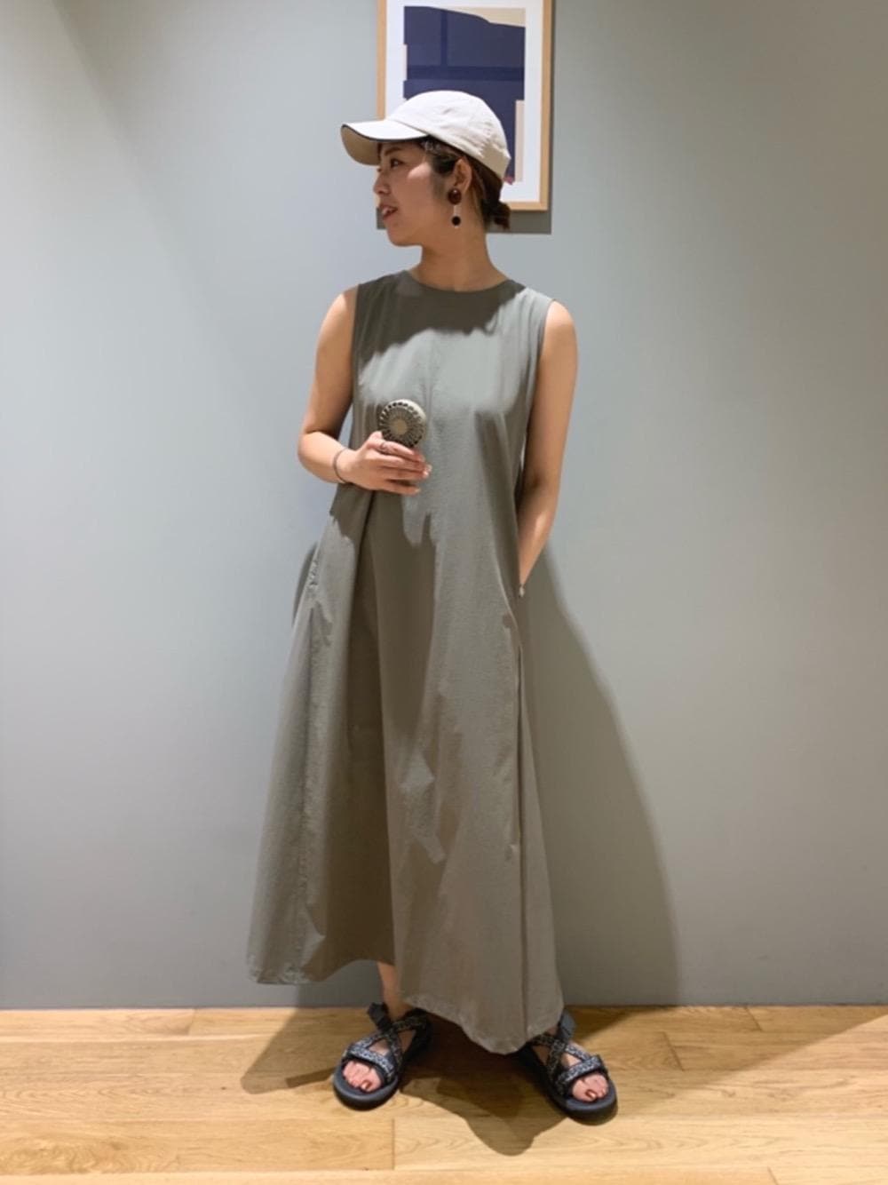 その他のサンダル、グリーン系のワンピース、ベージュ系の生活家電を着用したレディースの夏コーディネートの1枚目の写真