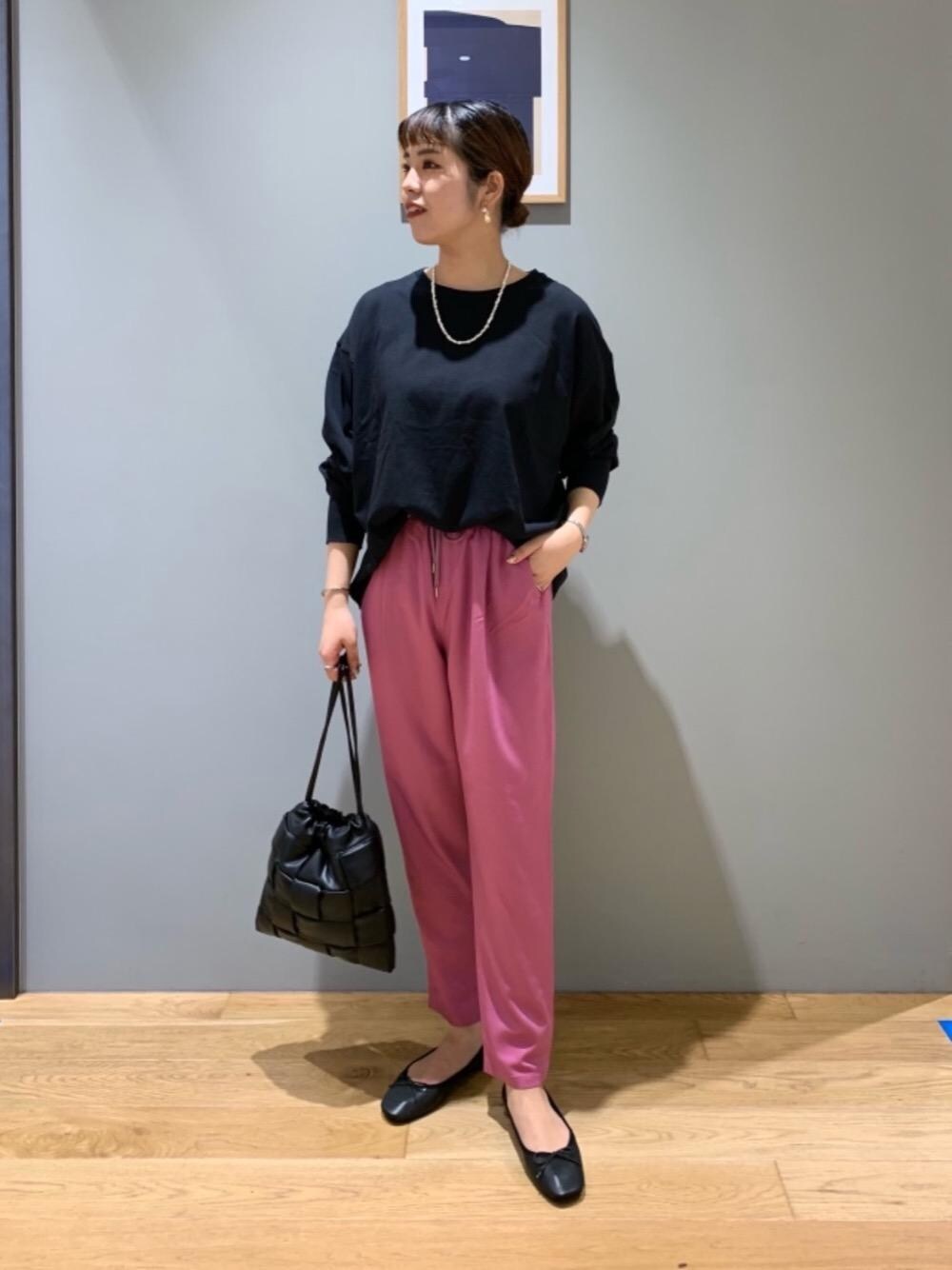ピンク系のその他パンツ、ブラック系のバレエシューズ、ブラック系のショルダーバッグを着用したレディースの夏コーディネートの1枚目の写真