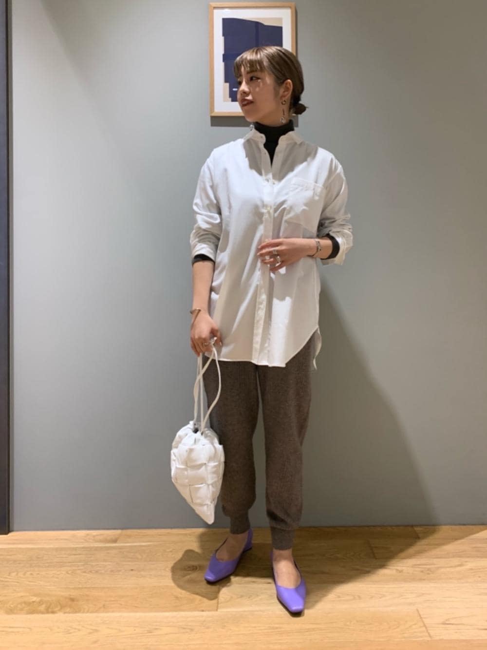 ホワイト系のシャツ/ブラウス、ホワイト系のショルダーバッグ、パープル系のパンプスを着用したレディースの秋コーディネートの1枚目の写真