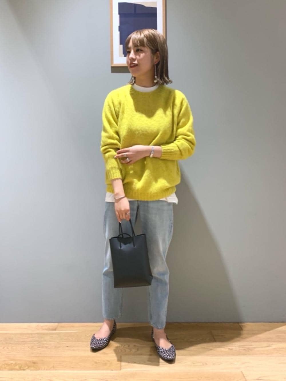 その他のデニムパンツ、ブラック系のショルダーバッグ、その他のパンプスを着用したレディースの秋コーディネートの1枚目の写真