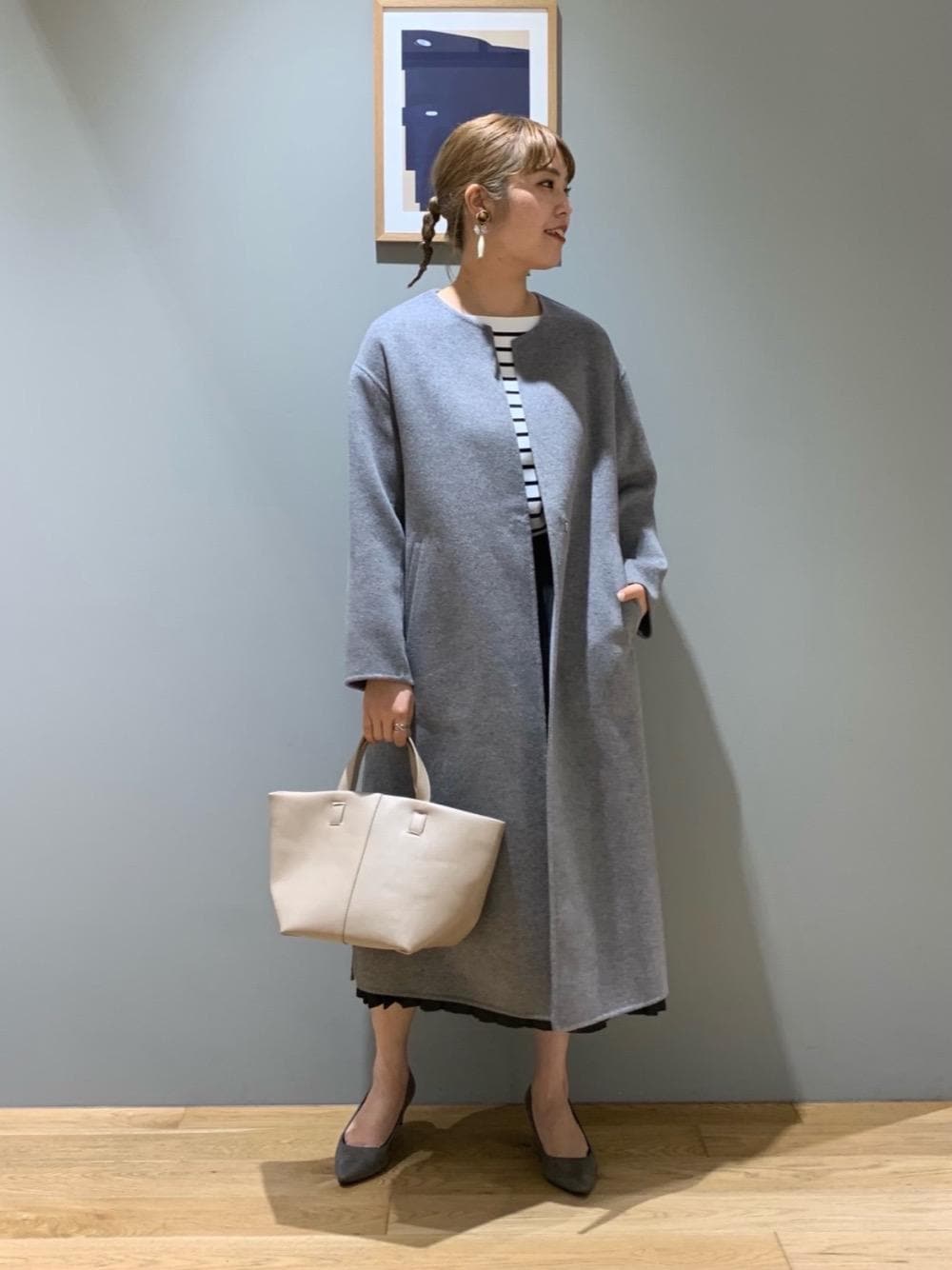 グレー系のパンプス、ベージュ系のショルダーバッグ、その他のニット/セーターを着用したレディースの秋コーディネートの1枚目の写真