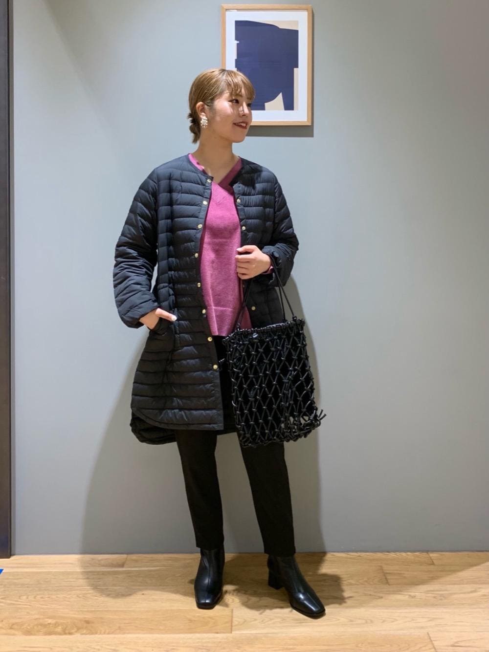 ブラック系のその他パンツ、ブラック系のブーツ、ブラック系のダウンジャケット/コートを着用したレディースの秋コーディネートの1枚目の写真