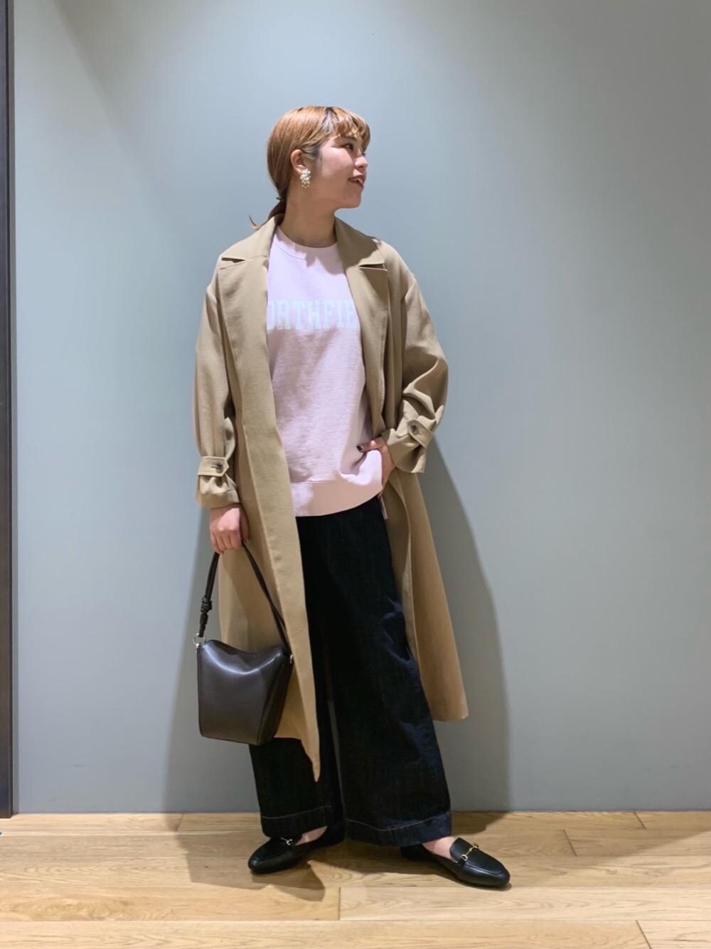 ブラック系のローファー、ブルー系のデニムパンツ、ブラウン系のショルダーバッグを着用したレディースの冬コーディネートの1枚目の写真