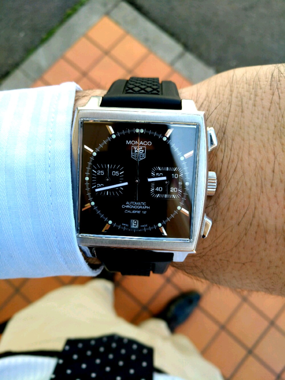 「TAG HEUER、ビジネススタイル、モナコ、黒モナコ、ユニクロ、楽でいい、機械式時計、あえての黒を愛用、でもモナコブルーも好き、コンビニ休憩」｜「TAG Heuerのモナコ クロノグラフ CAW2110（アナログ腕時計、ブラック系）」を使った、Yuuuuchanmanさん（メンズ・185cm）の春コーディネートの1枚目の写真