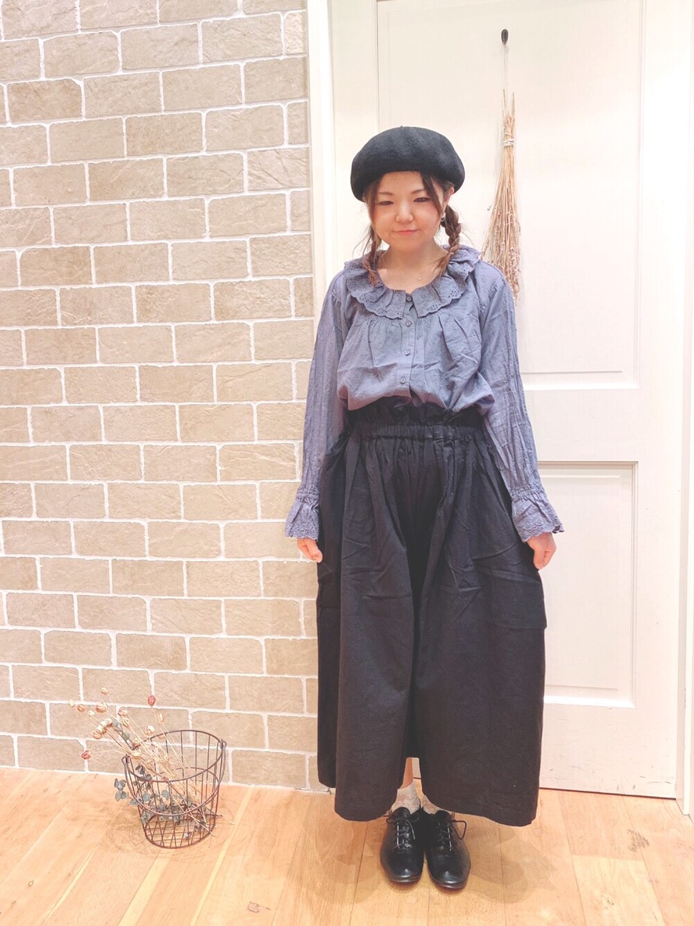 ブラック系のその他パンツ、ブラック系のドレスシューズ、ブルー系のシャツ/ブラウスを着用したレディースの秋コーディネートの1枚目の写真