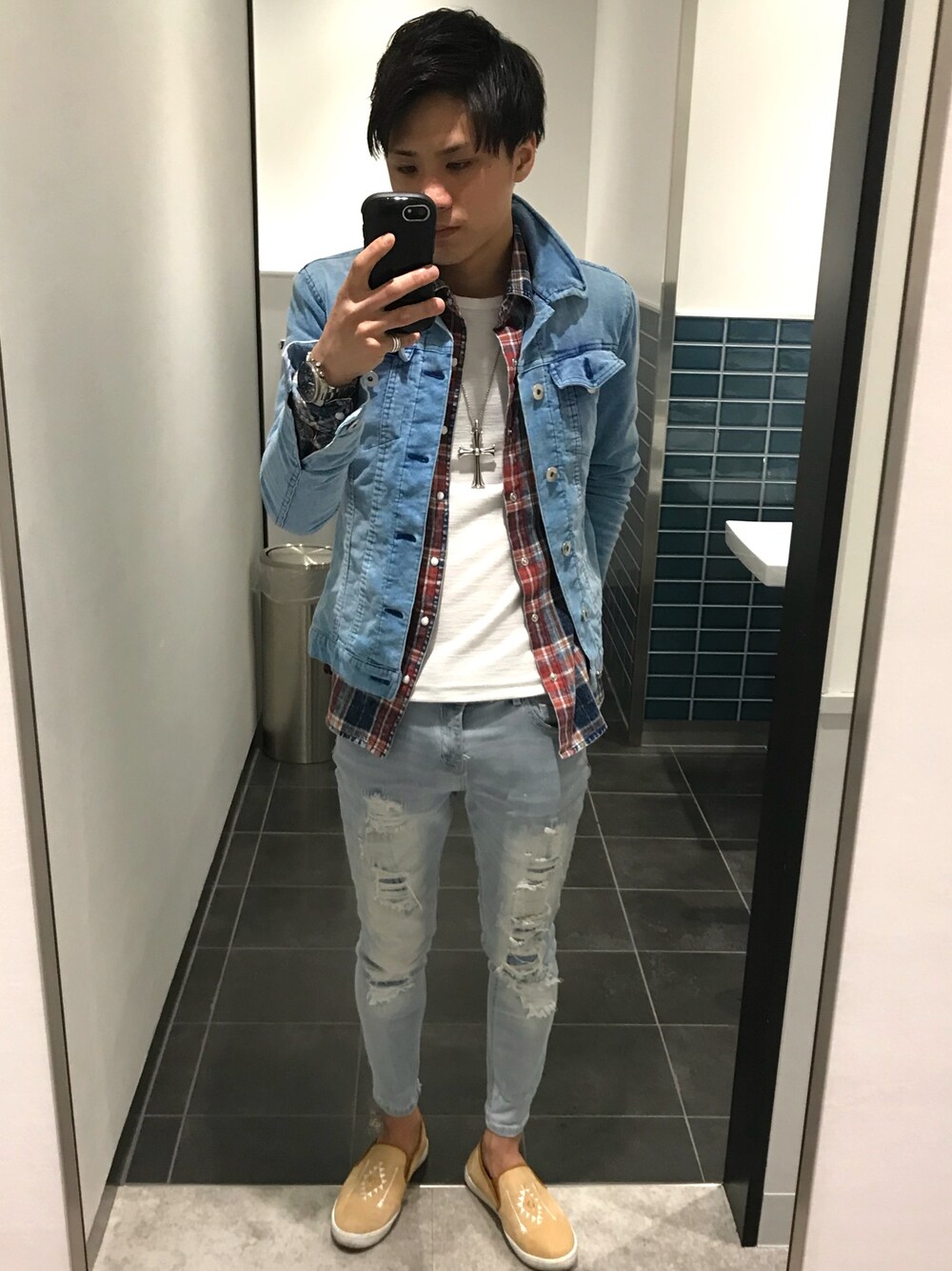 ブルー系のその他アウター、レッド系のシャツ/ブラウス、ホワイト系のTシャツ/カットソーを着用したメンズの春コーディネートの1枚目の写真