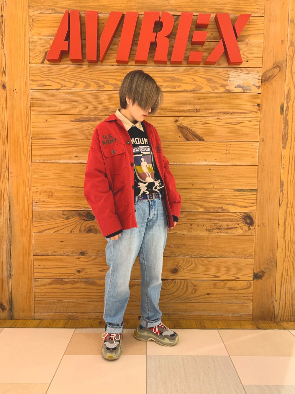 レッド系のカバーオールを着用したレディースの夏コーディネートの1枚目の写真