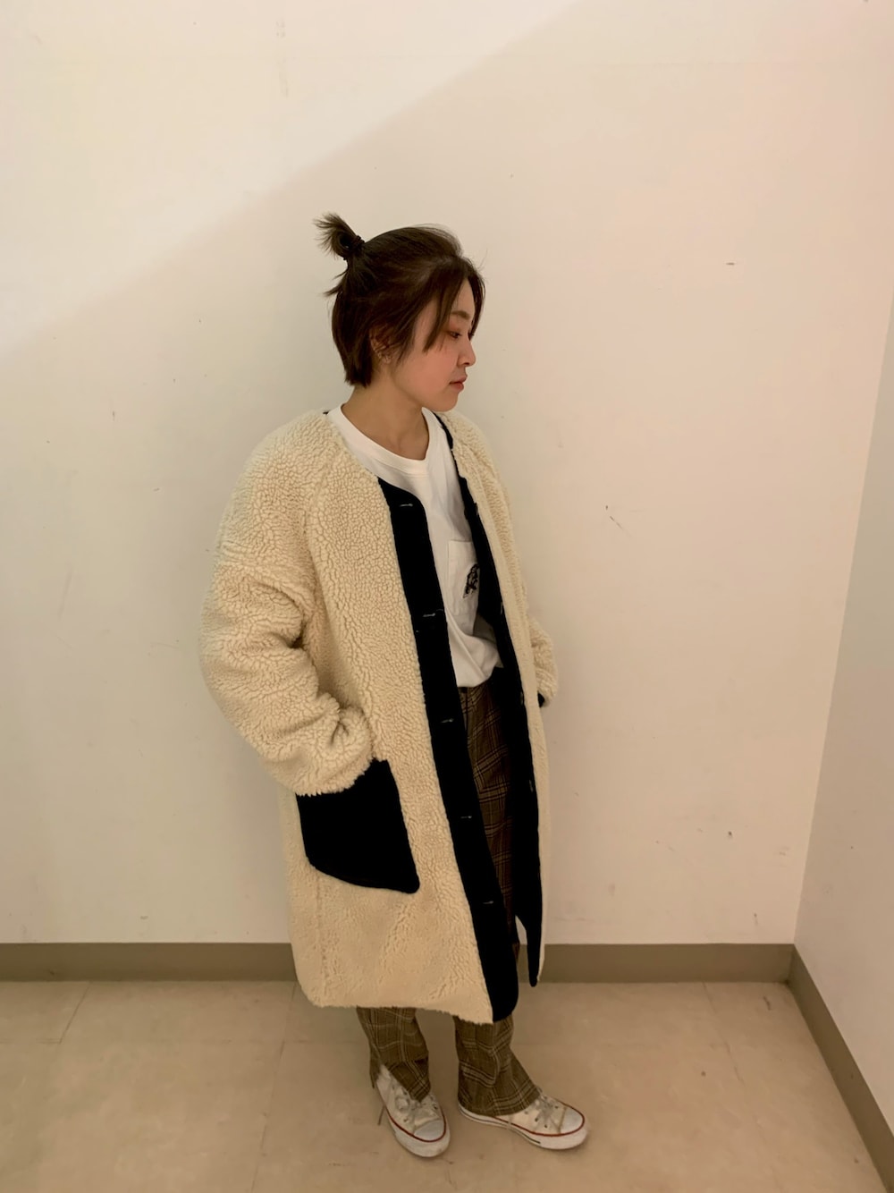 「カジュアル、秋冬コーデ、低身長、楽チンコーデ、シンプル、チェック、ベージュ、ブラウン、AVIREX、ボア」｜「AVIREXのリバーシブル ボア ロングジャケット/ REVERSIBLE BOA LONG JACKET（ステンカラーコート、ブラック系）」を使った、nanami さん（レディース・157cm）の秋コーディネートの1枚目の写真