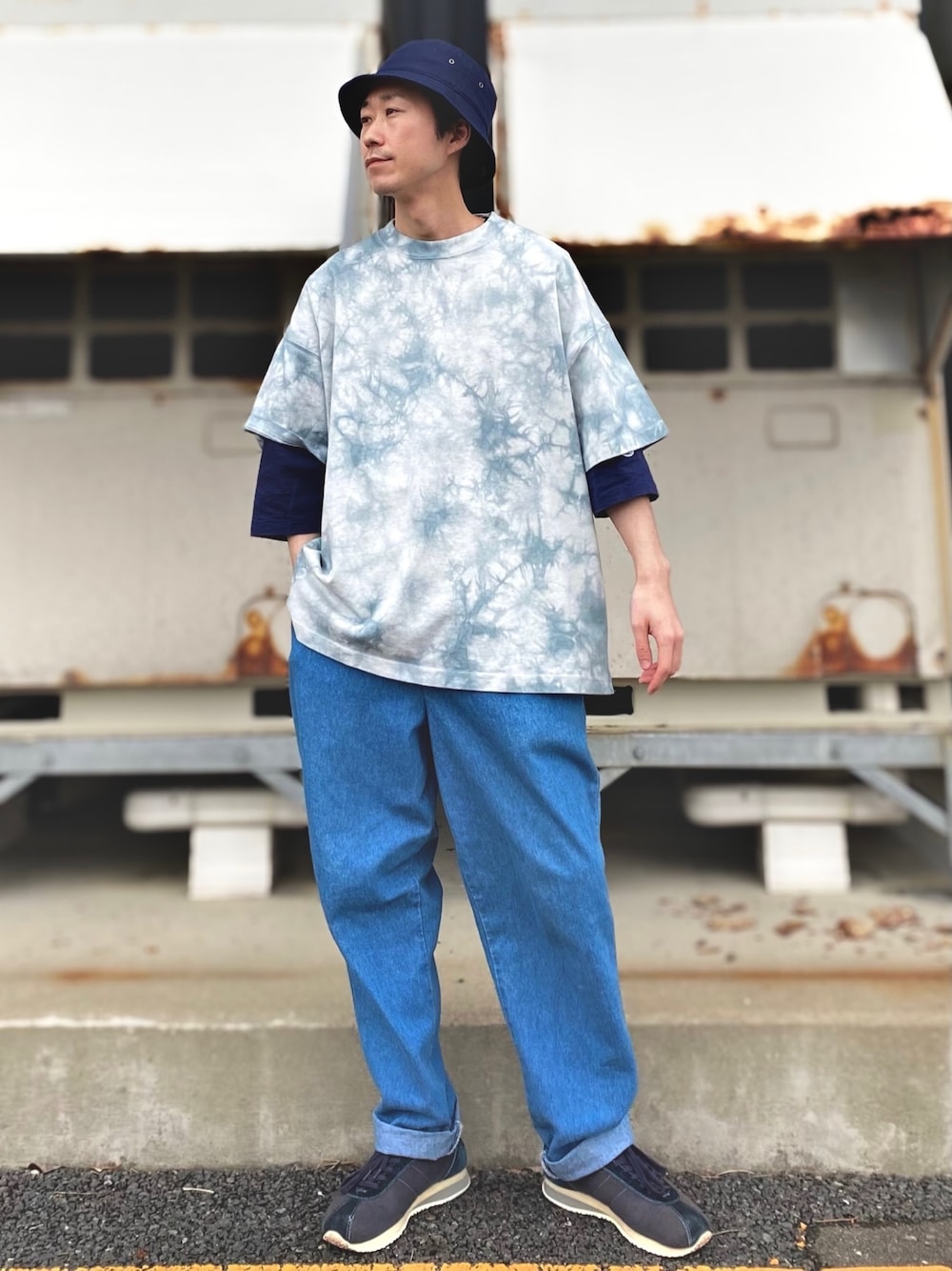 グリーン系のTシャツ/カットソーを着用したメンズの春コーディネートの1枚目の写真