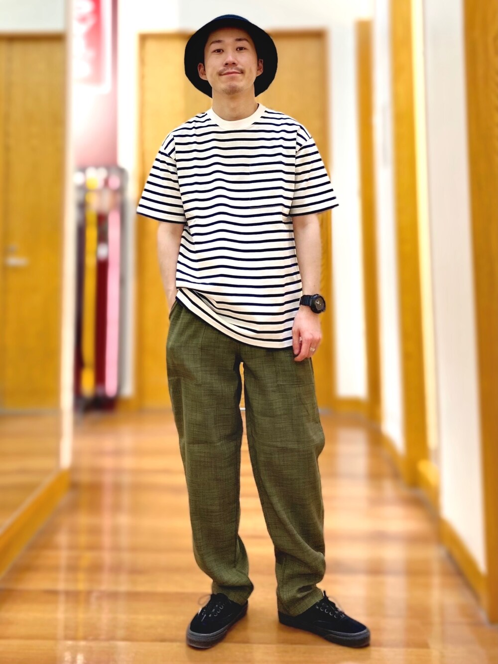 その他のTシャツ/カットソー、グリーン系のその他パンツを着用したメンズの春コーディネートの1枚目の写真