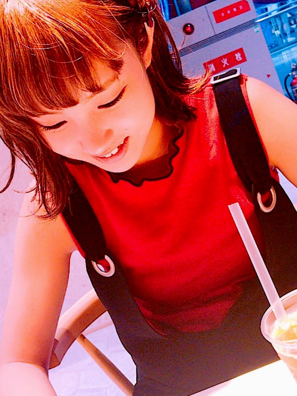 「シンプルコーデ、ラフ、夏コーデ、秋コーデ、赤、黒、サロペット、センスオブプレイス、KBF、UR」｜「SENSE OF PLACE by URBAN RESEARCHのプチハイネックフリルセーター(ノースリーブ)（ニット/セーター、レッド系）」を使った、ponmakoさん（レディース・160cm）の秋コーディネートの1枚目の写真