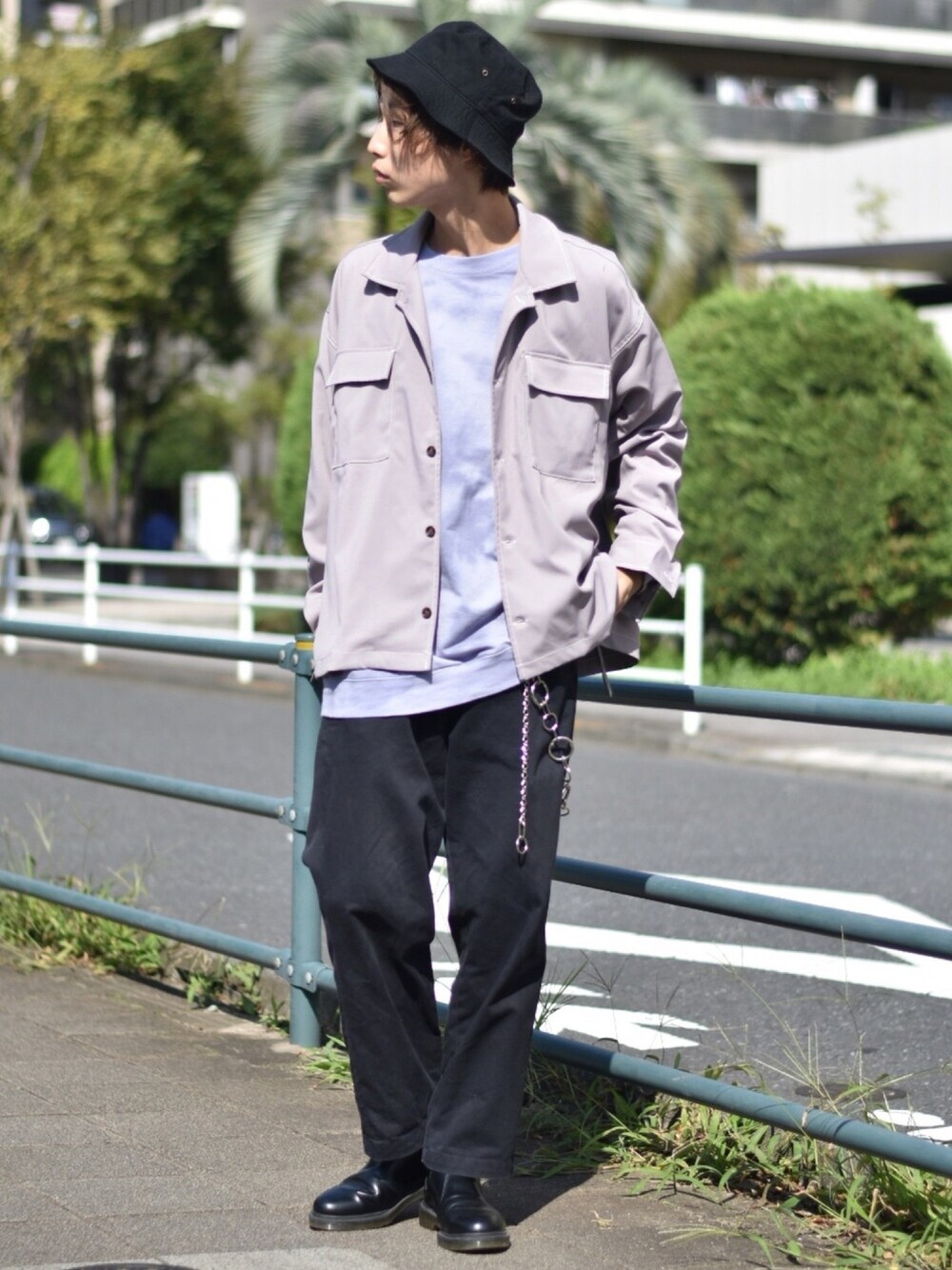 「秋のマイ旬スタイル、ビッグシルエット、Dr.Martens、バケットハット、レイヤードスタイル、ライトオン、right_on_pr、Right-on」｜「BACK NUMBERの【BACK NUMBER / バックナンバー】フランス軍 M52 トラウザー（カーゴパンツ、ブラック系）」を使った、ぺい。さん（メンズ・175cm）の秋コーディネートの1枚目の写真