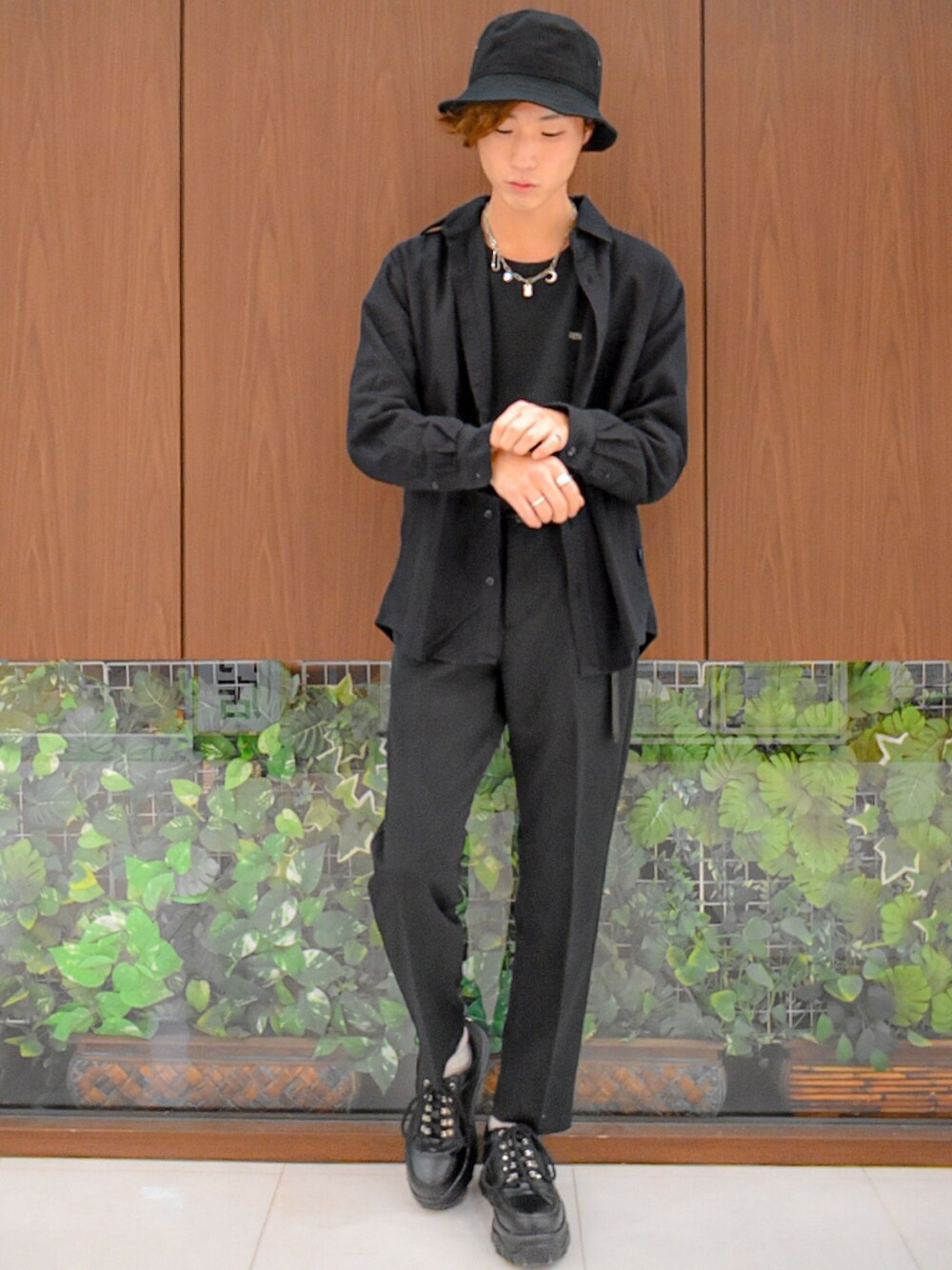 「ストリート、モード、バケットハット、シンプルスタイル、ライトオン、Right-on、right_on_pr」｜「BACK NUMBERの【BACK NUMBER】ネルレギュラーシャツ（シャツ/ブラウス、ブラック系）」を使った、ぺい。さん（メンズ・175cm）の秋コーディネートの1枚目の写真
