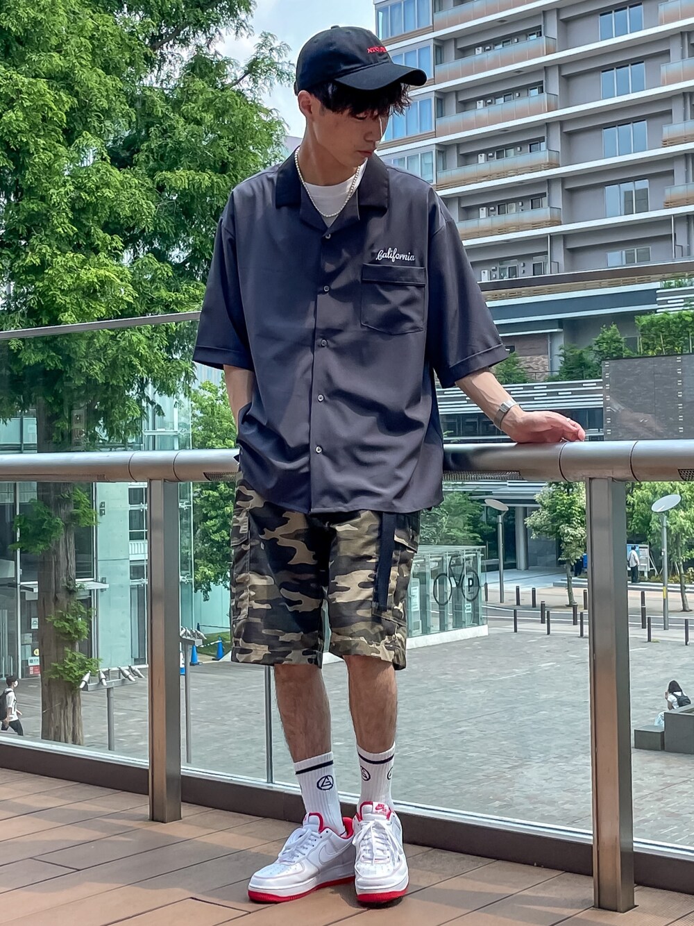 グレー系のシャツ/ブラウス、グリーン系のカーゴパンツ、ホワイト系のスニーカーを着用したメンズの夏コーディネートの1枚目の写真