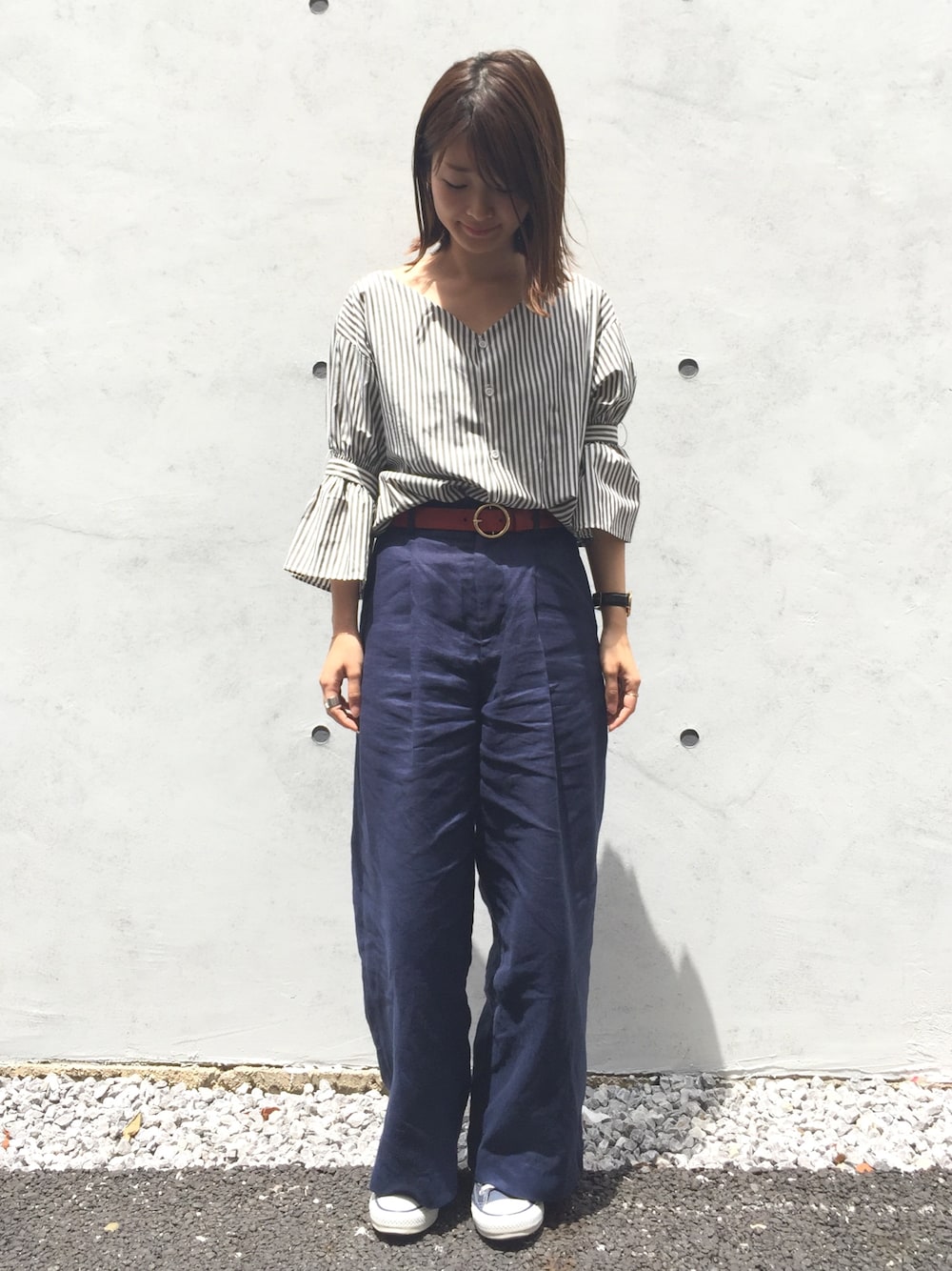 ブルー系のスニーカー、ブルー系のその他パンツ、その他のシャツ/ブラウスを着用したレディースの夏コーディネートの1枚目の写真