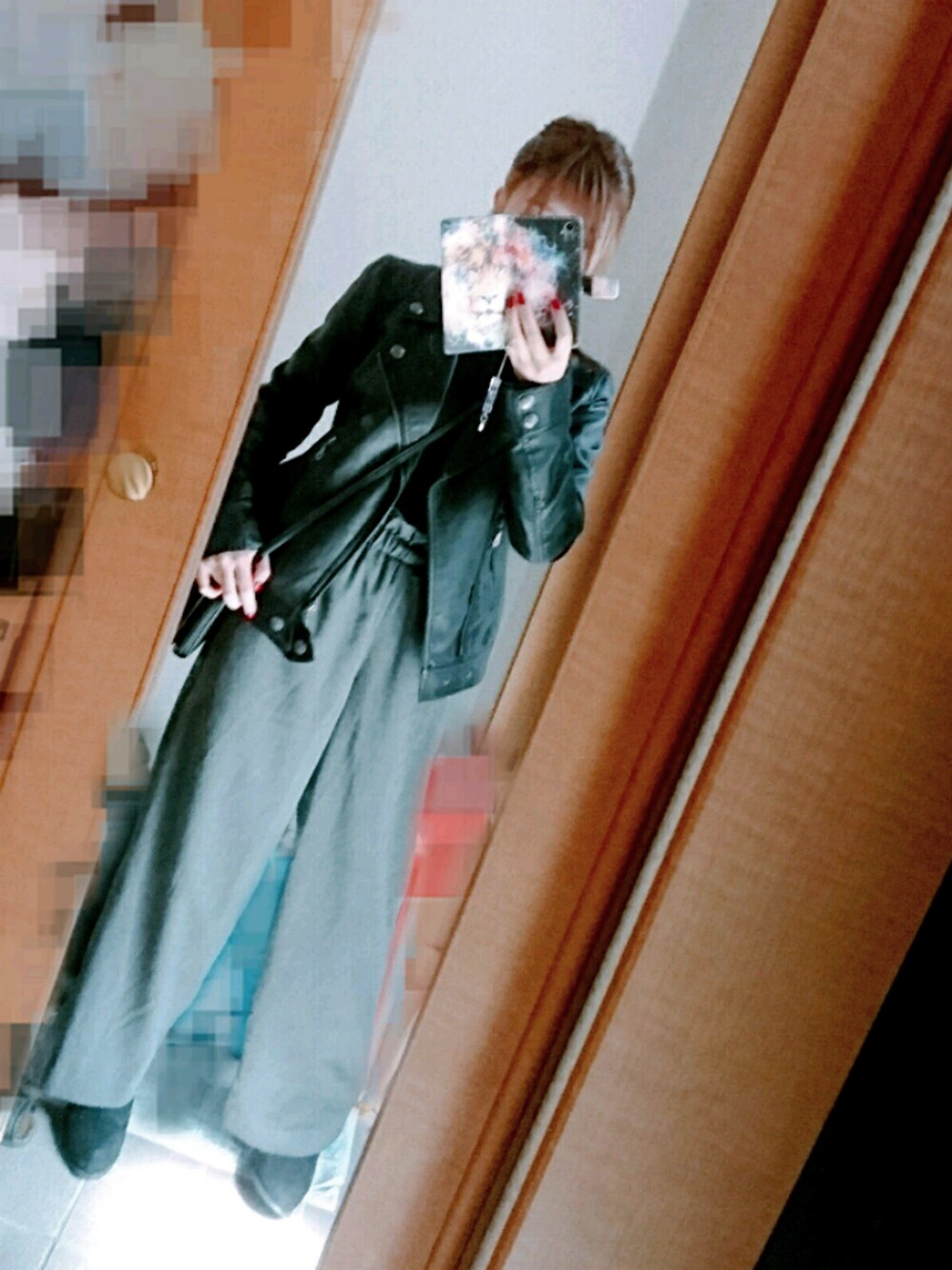 「おでかけ、カジュアルコーデ、大人カジュアル、黒、ワイドパンツ、ショートブーツ、ライダース」｜「しまむらのアイテム（ライダースジャケット、ブラック系）」を使った、Kyさん（レディース・152cm）の春コーディネートの1枚目の写真