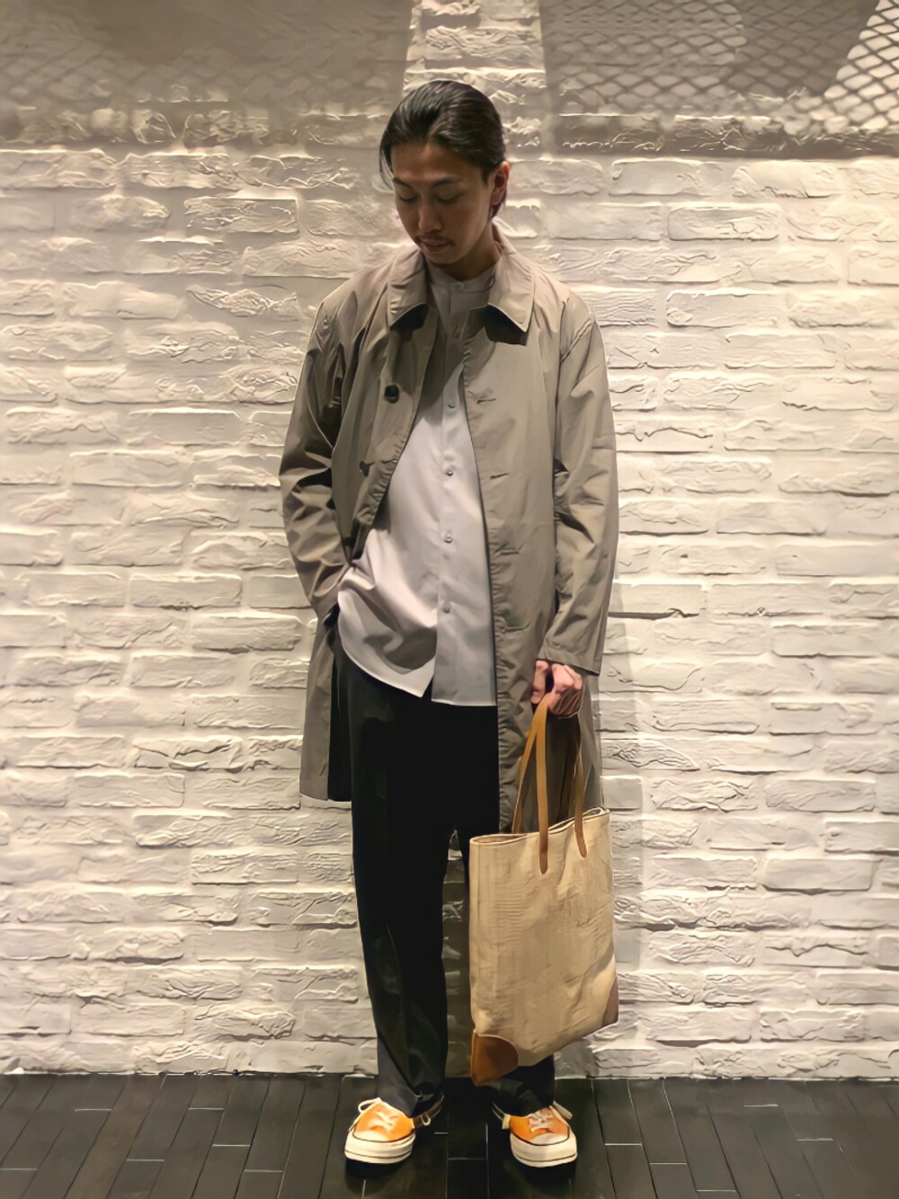 「休日スタイル、シンプル、スニーカー、春アウター、カジュアル、コンバース、ステンカラーコート、大人カジュアル、キレイめ、はるコーデ」｜「URBAN RESEARCHのCOSEI　STRAIGHT TROUSER（スラックス、グレー系）」を使った、uchidaさん（メンズ・172cm）の冬コーディネートの1枚目の写真