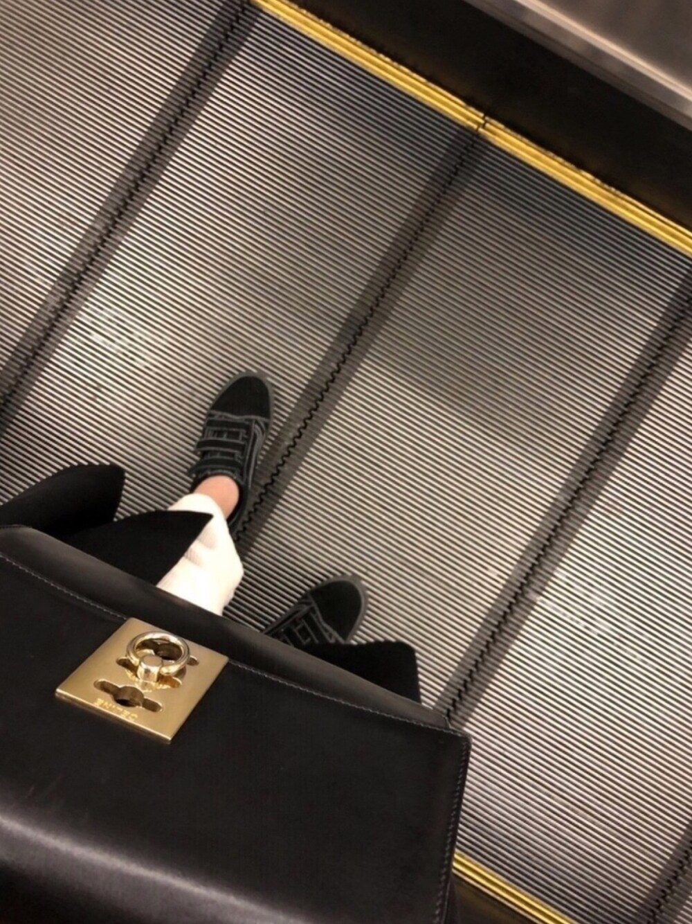 「CELINE、VANS、ohotoro、ANTONETTE」｜「VANSのアイテム（スニーカー、ブラック系）」を使った、stmさん（レディース・166cm）の冬コーディネートの1枚目の写真