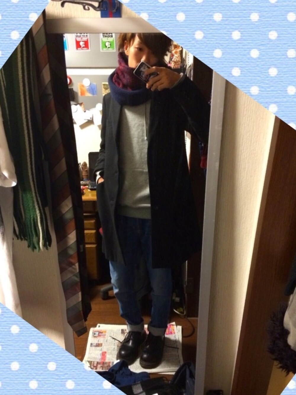 ブラック系のチェスターコート、ブラック系のモカシン/デッキシューズ、グレー系のパーカーを着用したメンズの冬コーディネートの1枚目の写真