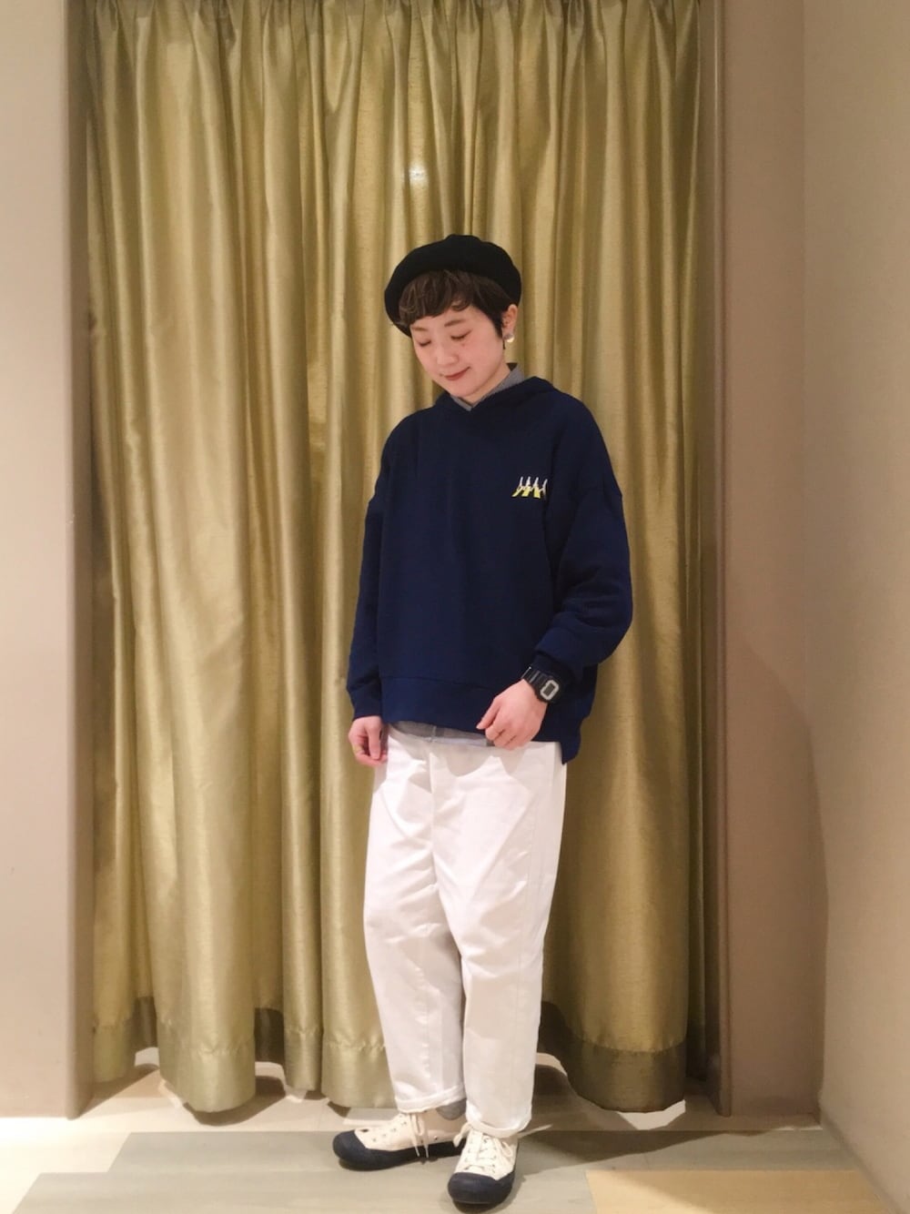 ホワイト系のその他パンツ、その他のスニーカー、ブラック系のシャツ/ブラウスを着用したレディースの冬コーディネートの1枚目の写真