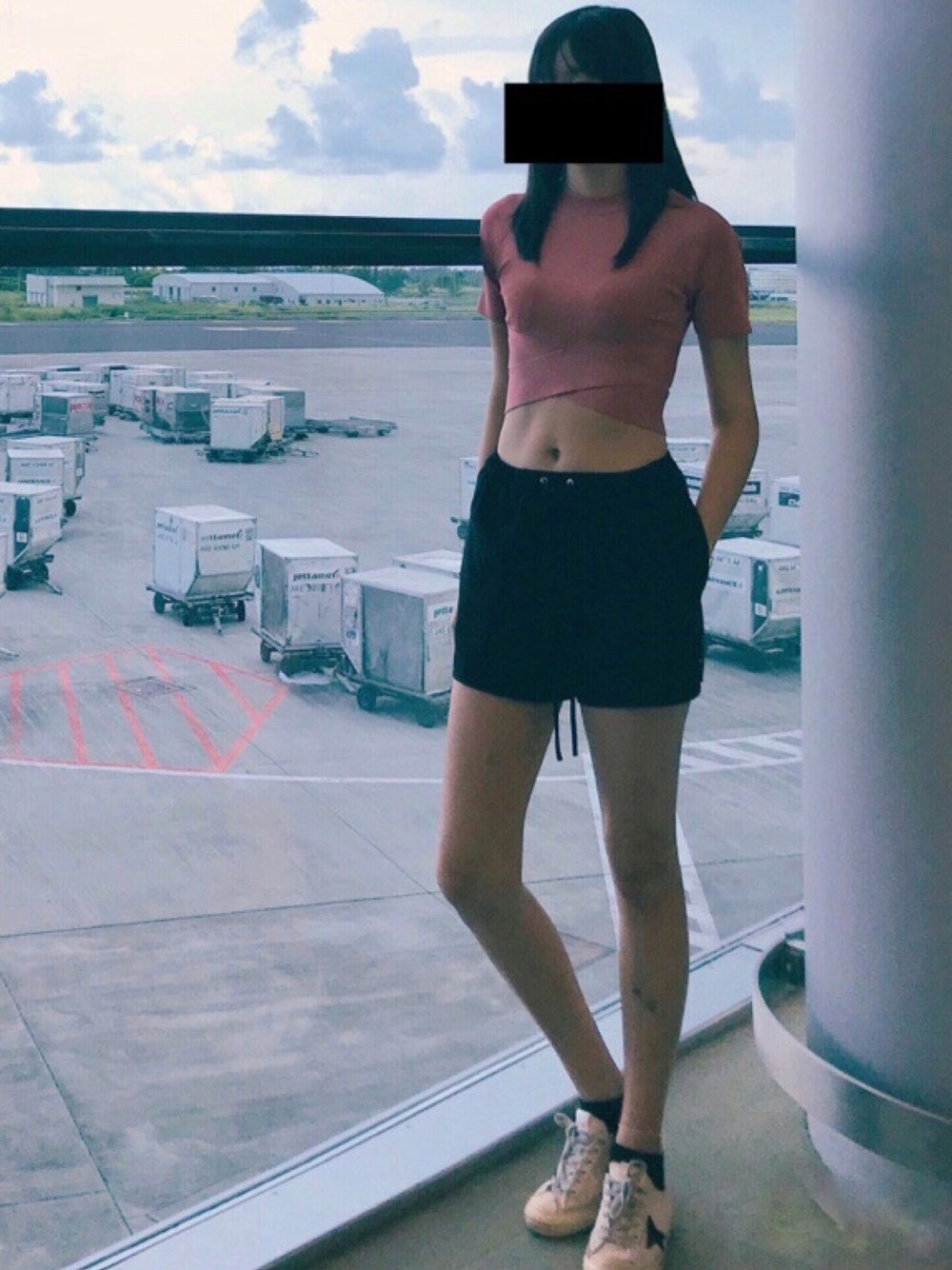 「airport」｜「GOLDEN GOOSEのアイテム（スニーカー、ホワイト系）」を使った、mulberrytreeさん（レディース・176cm）の秋コーディネートの1枚目の写真