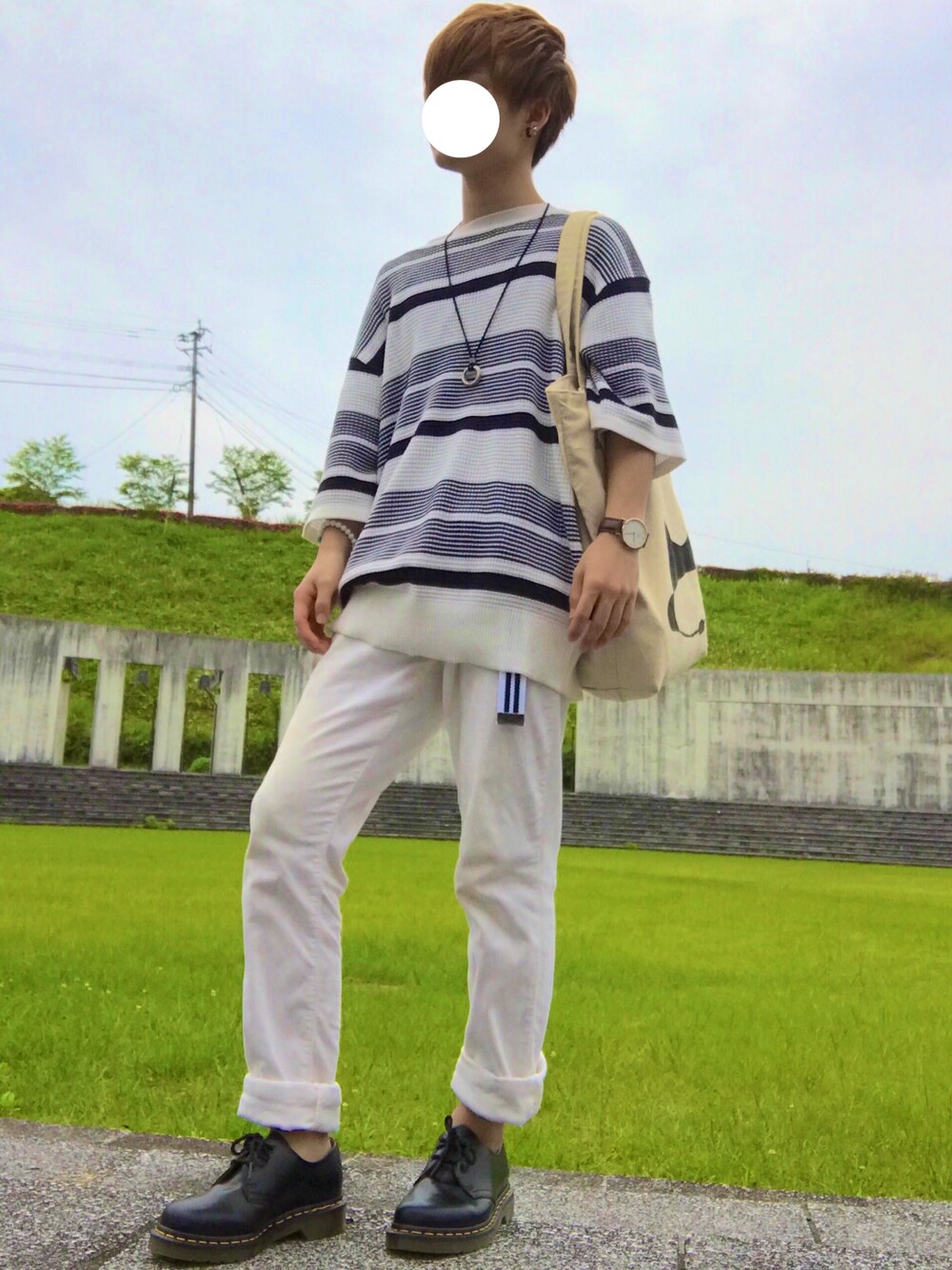 ホワイト系のニット/セーター、ホワイト系のデニムパンツ、ブラック系のブーツを着用したメンズの夏コーディネートの1枚目の写真