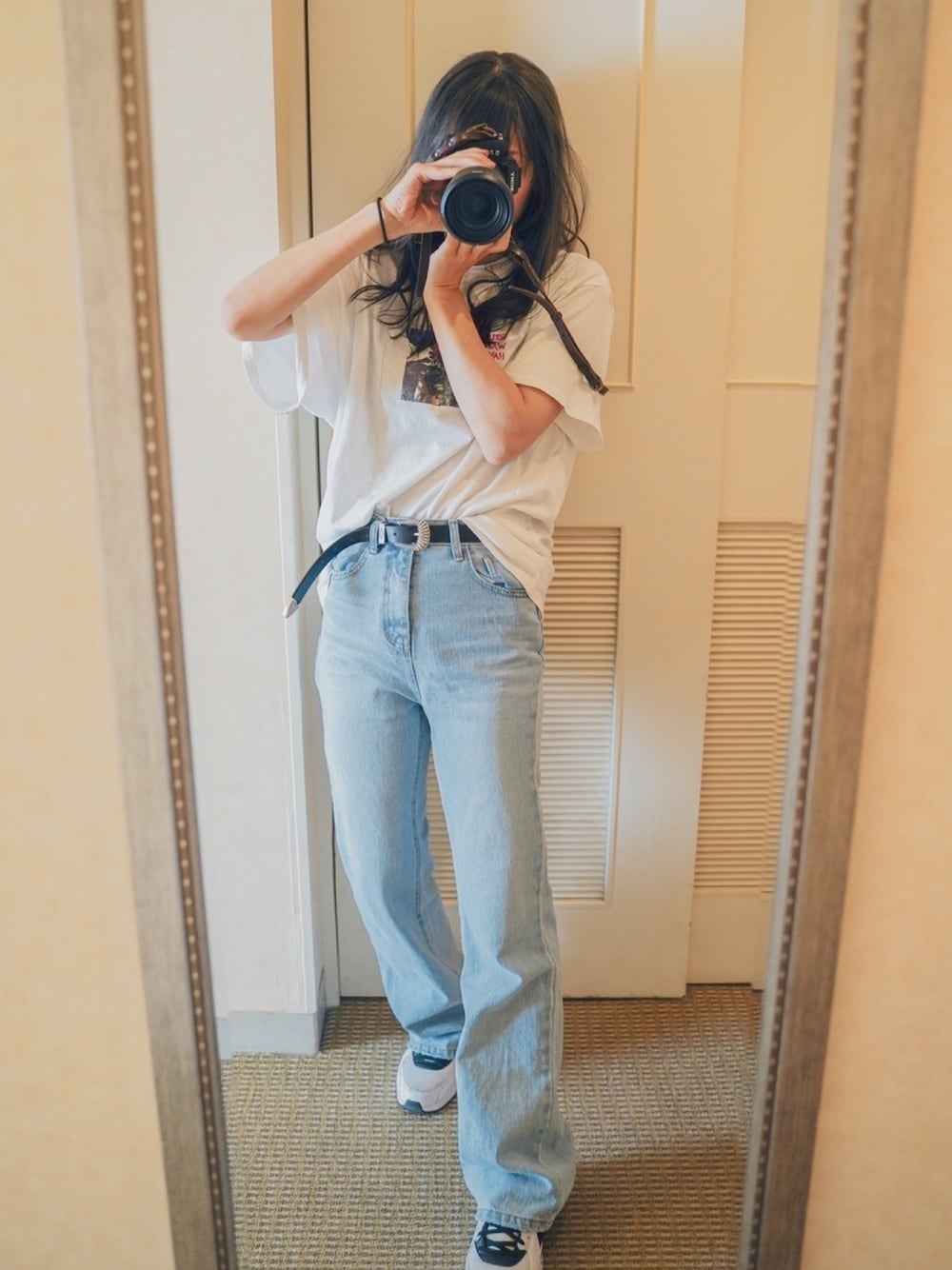 「春夏コーデ、フラッジー、ナイキ、エアマックス、白Tシャツ、白Tシャツ×デニム、デニム、大人カジュアル」｜「Fluggeのアイテム（デニムパンツ、ブルー系）」を使った、katsuさん（レディース・162cm）の春コーディネートの1枚目の写真
