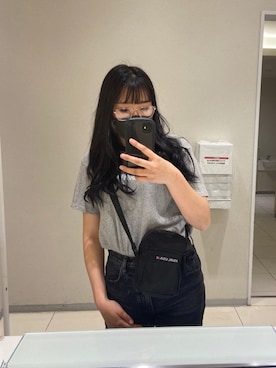 「Calvin Klein（カルバン・クライン）のアイテム（Tシャツ/カットソー、グレー系）」を使った、まいさん（レディース・160cm）の春コーディネート