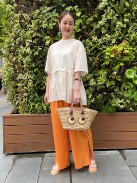 「アイテム（サンダル、ゴールド系）」を使った、下司 愛美理さん（レディース・160cm）の春コーディネート