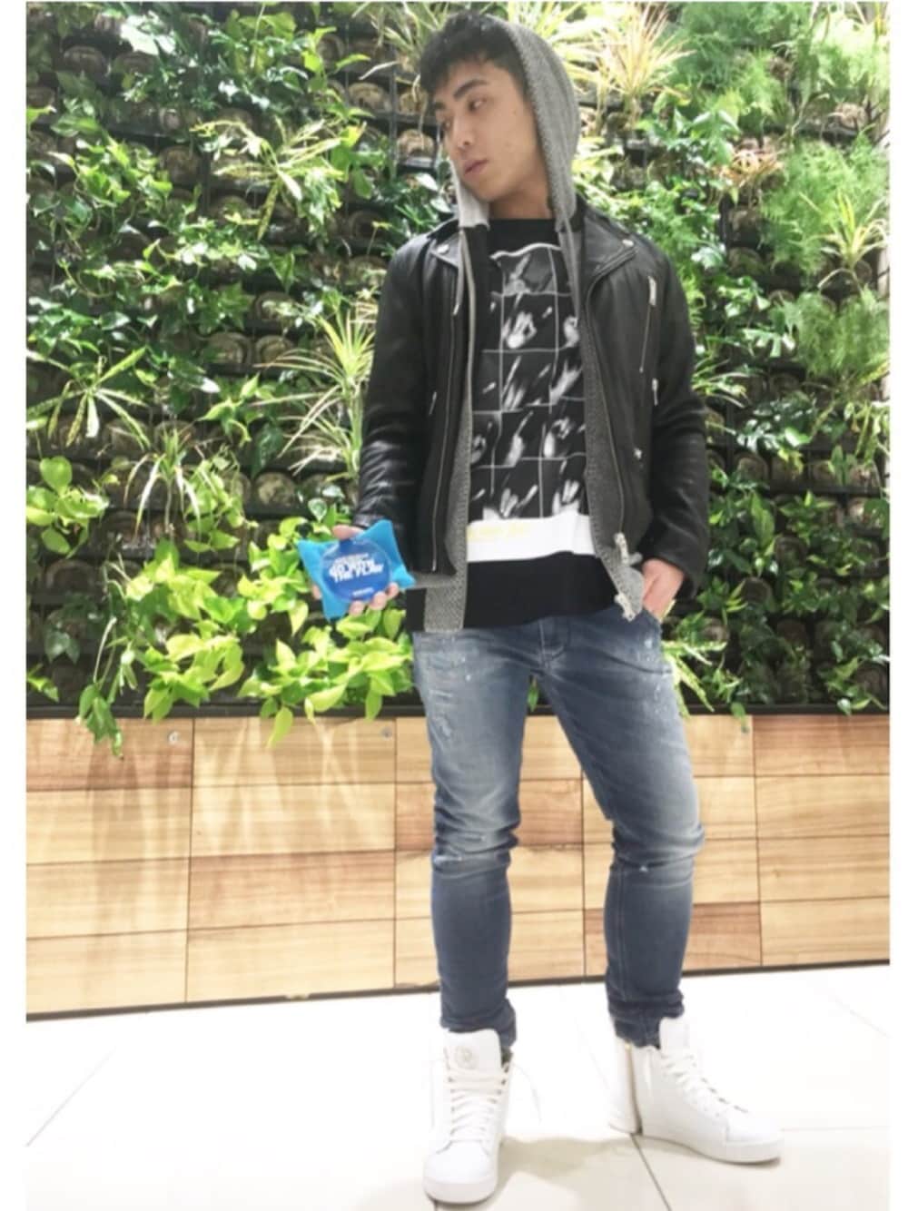 「2017AW、fashion、ライダースジャケット、パーカー、Tシャツ、デニム、スニーカー、Diesel、コーディネート、ストリート」｜「DIESELの00S03G0091B（Tシャツ/カットソー、ブラック系）」を使った、ROXASさん（メンズ・173cm）の秋コーディネートの1枚目の写真