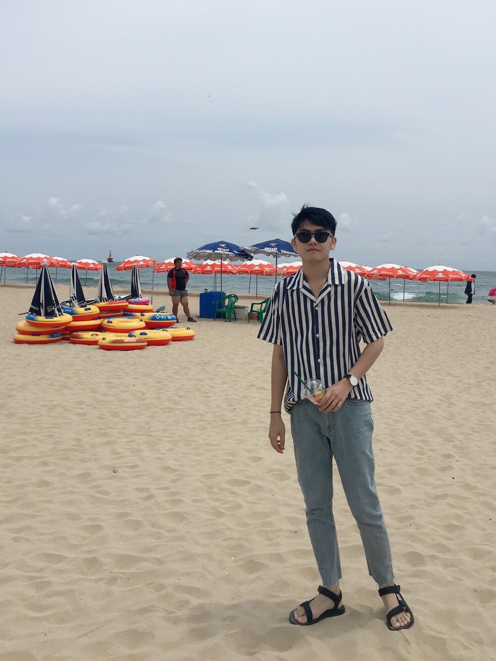 「korea、busan、H&M、Hawkins、SEA、boy、men、ootd」｜「H&Mのアイテム（サングラス、ブラック系）」を使った、Owen_Hsieh_TWさん（メンズ・175cm）の秋コーディネートの1枚目の写真
