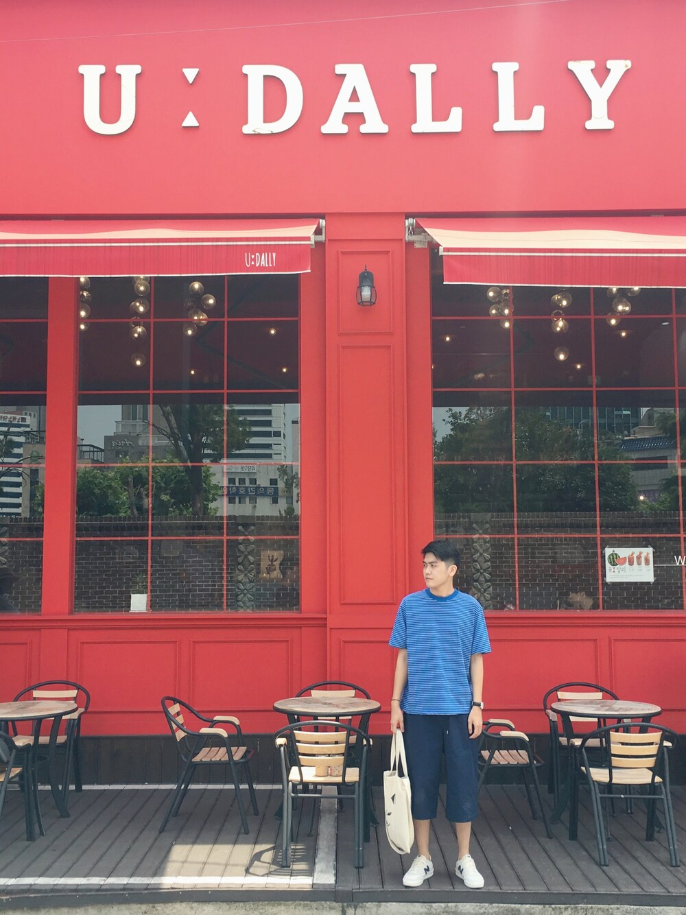 「korea、busan、WEGO、New Balance、Daniel Wellington、ootd、coffee shop、boy、men、blue」｜「韓國購入のアイテム（Tシャツ/カットソー、ブルー系）」を使った、Owen_Hsieh_TWさん（メンズ・175cm）の秋コーディネートの1枚目の写真