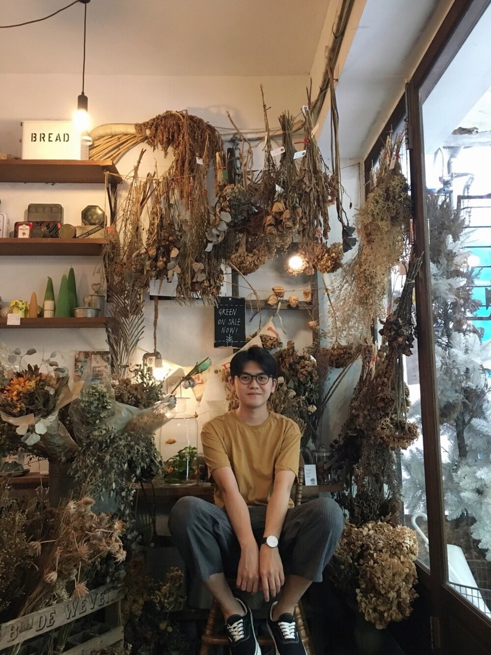 「flower、TAIPEI、Taiwan、H&M、WEGO、VANS、Daniel Wellington、boy、men、ootd」｜「JINSの【Bicolor & Combination Airframe】バイカラー＆コンビネーションエアフレーム（メガネ、ブラック系）」を使った、Owen_Hsieh_TWさん（メンズ・175cm）の秋コーディネートの1枚目の写真