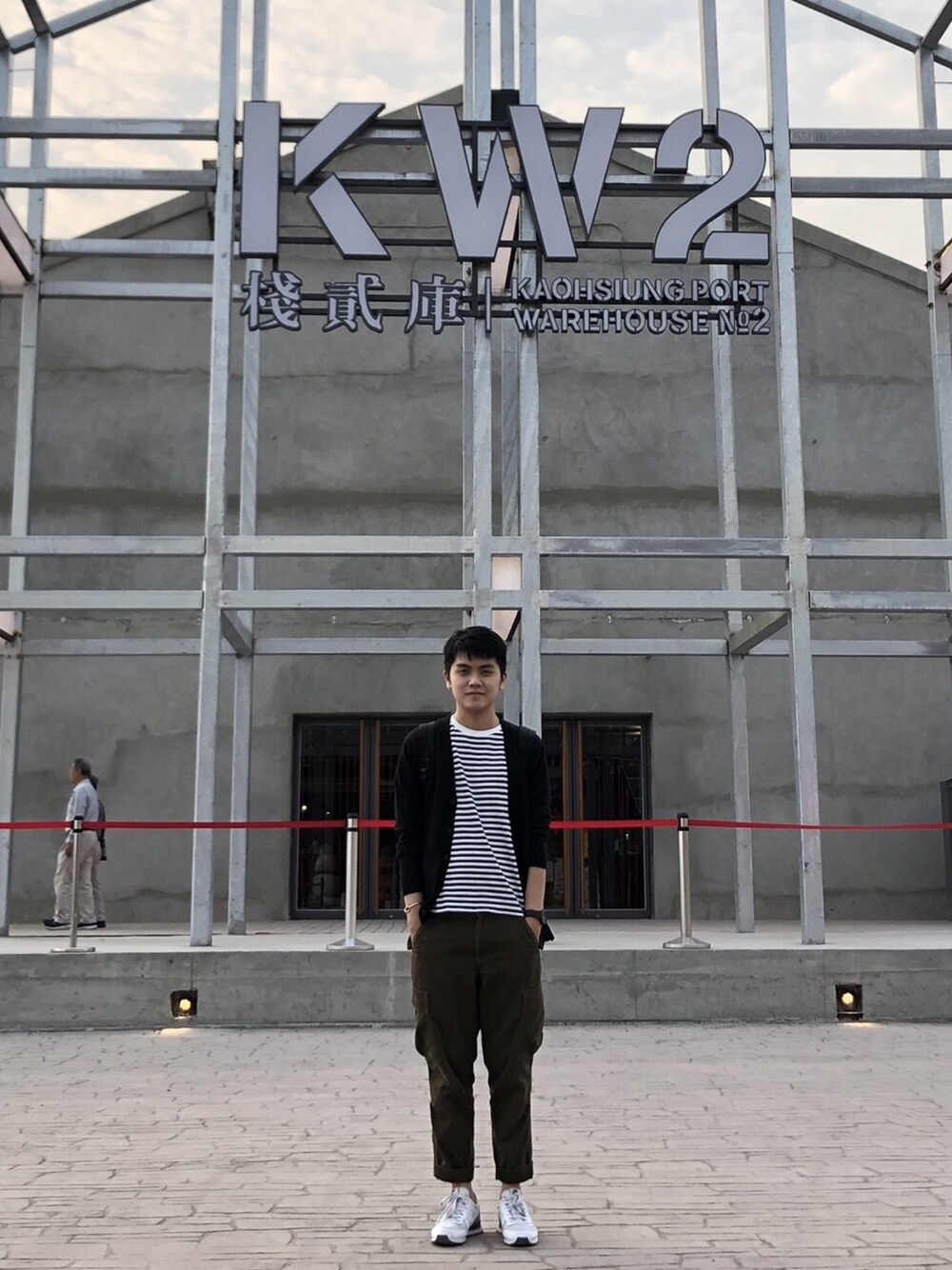 「Taiwan、kaohsiung、ootd、boy、men、life」｜「無印良品のアイテム（Tシャツ/カットソー、ホワイト系）」を使った、Owen_Hsieh_TWさん（メンズ・175cm）の春コーディネートの1枚目の写真