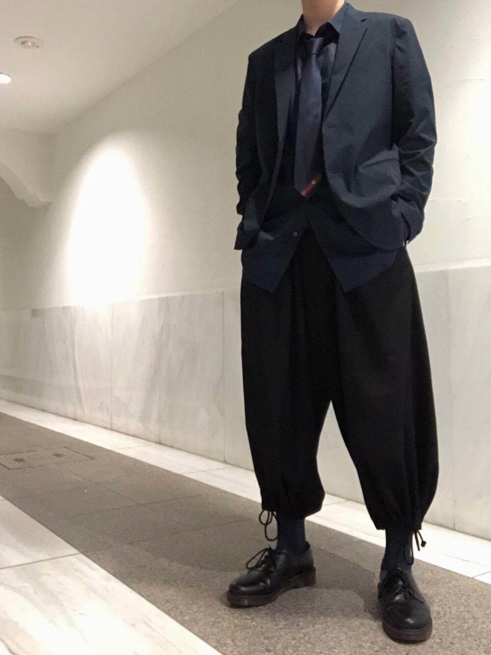 「パステル映える春、シンプル、シャツスタイル、Dr.Martens、黒、モード、休日スタイル、大人カジュアル、ビッグシルエット」｜「GUCCIのアイテム（香水、ブラック系）」を使った、きゅさん（メンズ・179cm）の春コーディネートの1枚目の写真