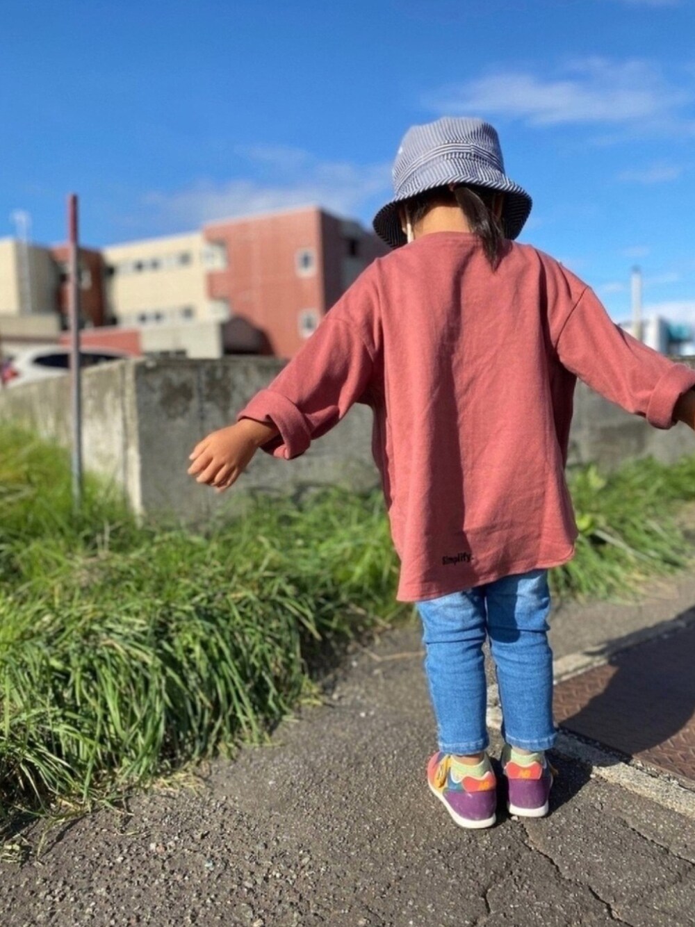 「キッズコーデ、バケットハット、ビッグシルエット、Tシャツ、b.Room、Branshes、New Balance、ブラウン、デニムパンツ、後ろ姿」｜「b・ROOMの【WEB限定】カーブ裾ロング丈Tシャツ（Tシャツ/カットソー、レッド系）」を使った、ｍａｍｅ＊さん（キッズ・90cm）の秋コーディネートの1枚目の写真