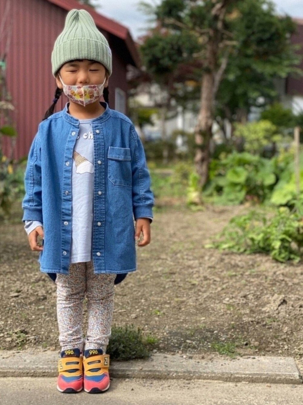 ブルー系のシャツワンピース、その他のTシャツ/カットソー、その他のスニーカーを着用したキッズの秋コーディネートの1枚目の写真