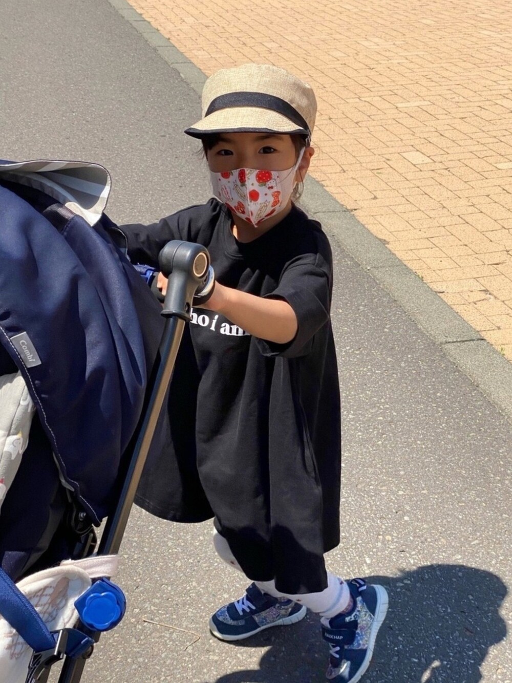 「キッズコーデ、キッズファッション、ワンピース、レギンス、キャップ」｜「devirockの7分袖ボクシーAラインワンピース（ワンピース、ブラック系）」を使った、ｍａｍｅ＊さん（キッズ・100cm）の夏コーディネートの1枚目の写真