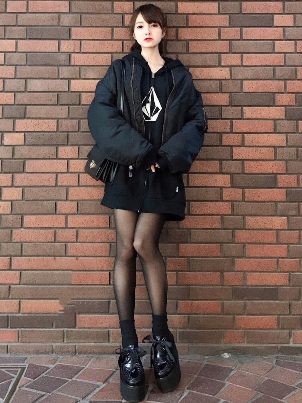 「カジュアル、スニーカーコーデ、黒、オーバーサイズ、ワンピース、ストリート、VOLCOM、YOSUKE、MA-1、厚底シューズ」｜「YOSUKEの「YOSUKE/ヨースケ」超厚底ラバーソールスニーカー（スニーカー、ブラック系）」を使った、七瀬みなみさん（レディース・168cm）の春コーディネートの1枚目の写真